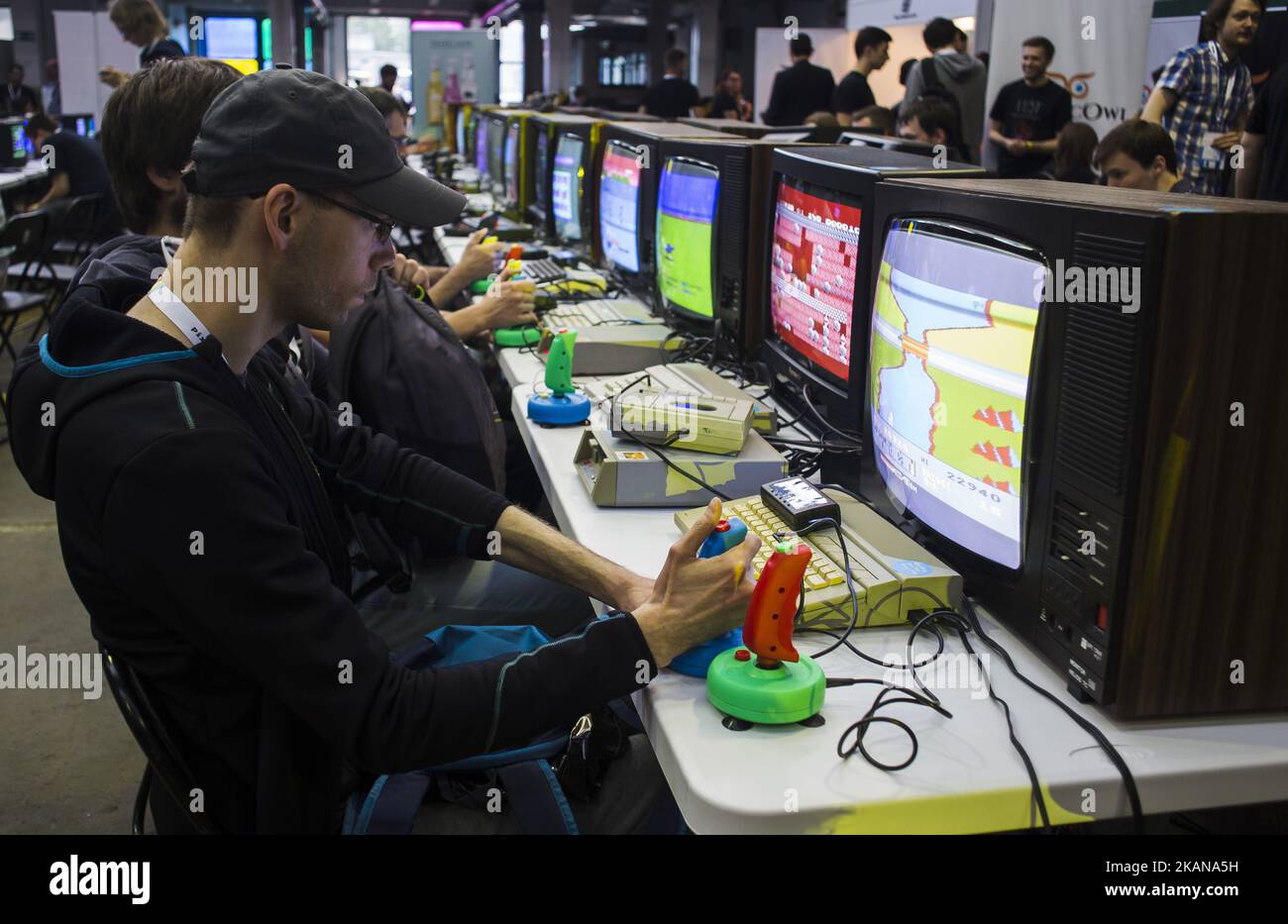 Menschen spielen auf der Pixel Heaven Messe in Warschau, 26. Mai 2017, Polen, Oldschool-Videospiele (Foto: Krystian Dobuszynski/NurPhoto) *** Bitte nutzen Sie die Gutschrift aus dem Credit Field *** Stockfoto