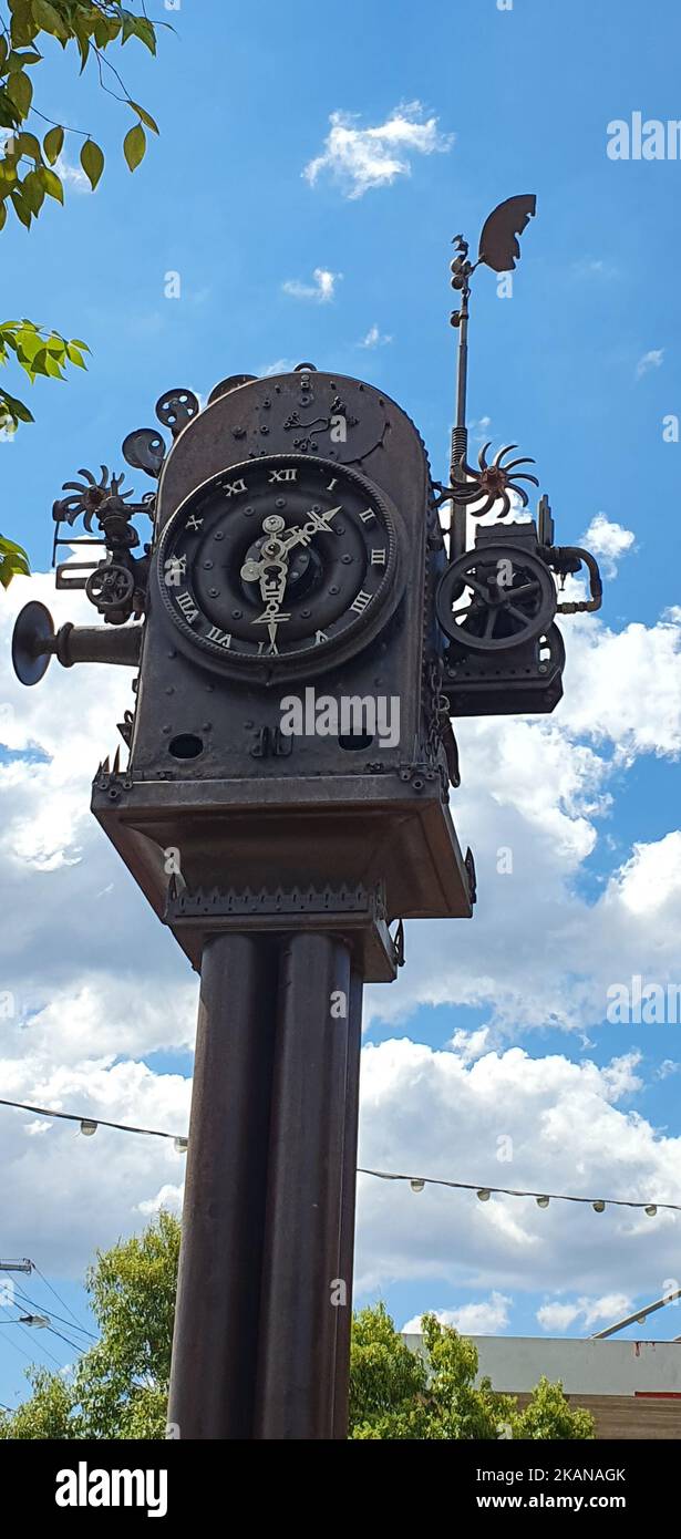 Eine vertikale Aufnahme der Vintage-Straßenuhr gegen den blau bewölkten Himmel Stockfoto