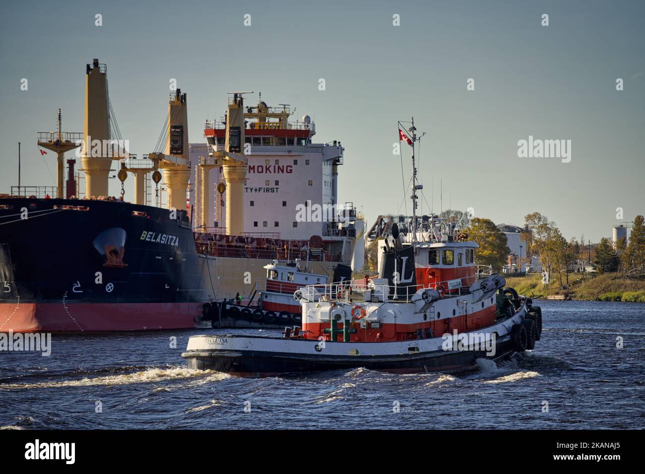 Der Schlepper, der ein Seeschiff im Hafen von Thunder Bay unterstützt Stockfoto