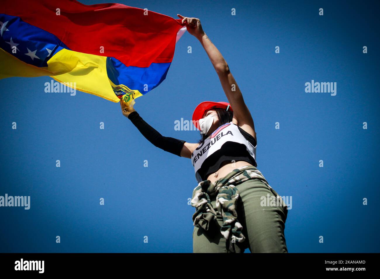 Ein Oppositionsaktivistin schwenkt während der Zusammenstöße mit der Bereitschaftspolizei während einer Demonstration gegen den venezolanischen Präsidenten Nicolas Maduro am 26. Mai 2017 in Caracas eine venezolanische Nationalflagge. Sowohl die venezolanische Regierung als auch die Opposition geben zu, dass gewalttätige Proteste, die das Land seit fast zwei Monaten ergriffen haben, außer Kontrolle geraten sind - und Analysten warnen, dass sie ein zweischneidiges Schwert sein könnten, das noch mehr Unruhen auslösen könnte. (Foto von Elyxandro Cegarra/NurPhoto) *** Bitte nutzen Sie die Gutschrift aus dem Kreditfeld *** Stockfoto