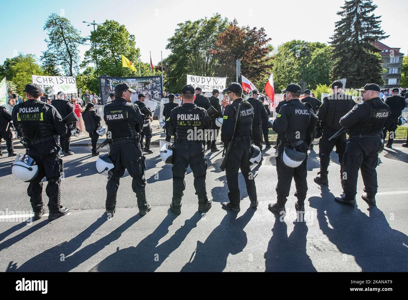 Beamte der Sonderpolizei (OPP), die sich während des gleichstellungsmarsches gegen Unruhen eingesetzt haben, werden am 27. Mai 2017 in Danzig, Polen, gesehen.am Gleichstellungsmarsch für LGBT-Menschenrechte nahmen nur wenige Tausende Personen Teil. Dutzende von rechtsextremen, Faschisten und politischen Anhängern der PiS (Law and Justice) von Anna Kolakowska störten den marsch mit schreienden Anti-Homosexuellen-Slogans. Die Polizei intervenierte, mindestens eine Person wurde verhaftet. (Foto von Michal Fludra/NurPhoto) *** Bitte nutzen Sie die Gutschrift aus dem Kreditfeld *** Stockfoto