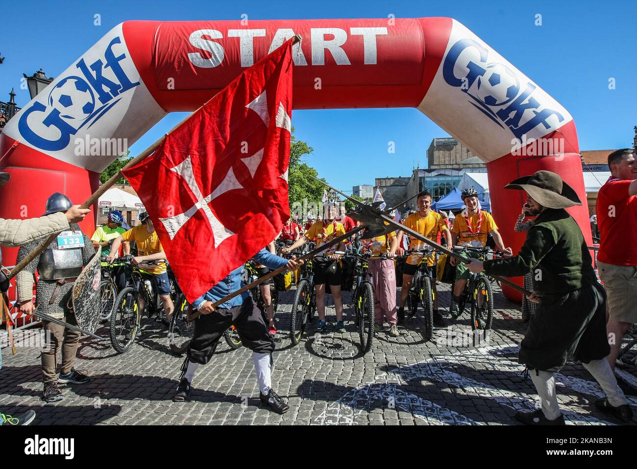 Bike Jamboree Teilnehmer, die die erste Etappe der Rallye beginnen, werden am 27. Mai 2017 in Danzig, Polen, zu sehen sein. Ist ein Radrennen von Danzig, Polen, zum World Scout Jamboree in West Virginia, USA und zurück nach Danzig. Über 35,000 Kilometer durch die 21 Länder, um Polen zu fördern, Abenteuer zu erleben und zu zeigen, wie wichtig Scouting in der heutigen Welt sein kann (Foto: Michal Fludra/NurPhoto) *** Bitte benutzen Sie die Gutschrift aus dem Credit Field *** Stockfoto