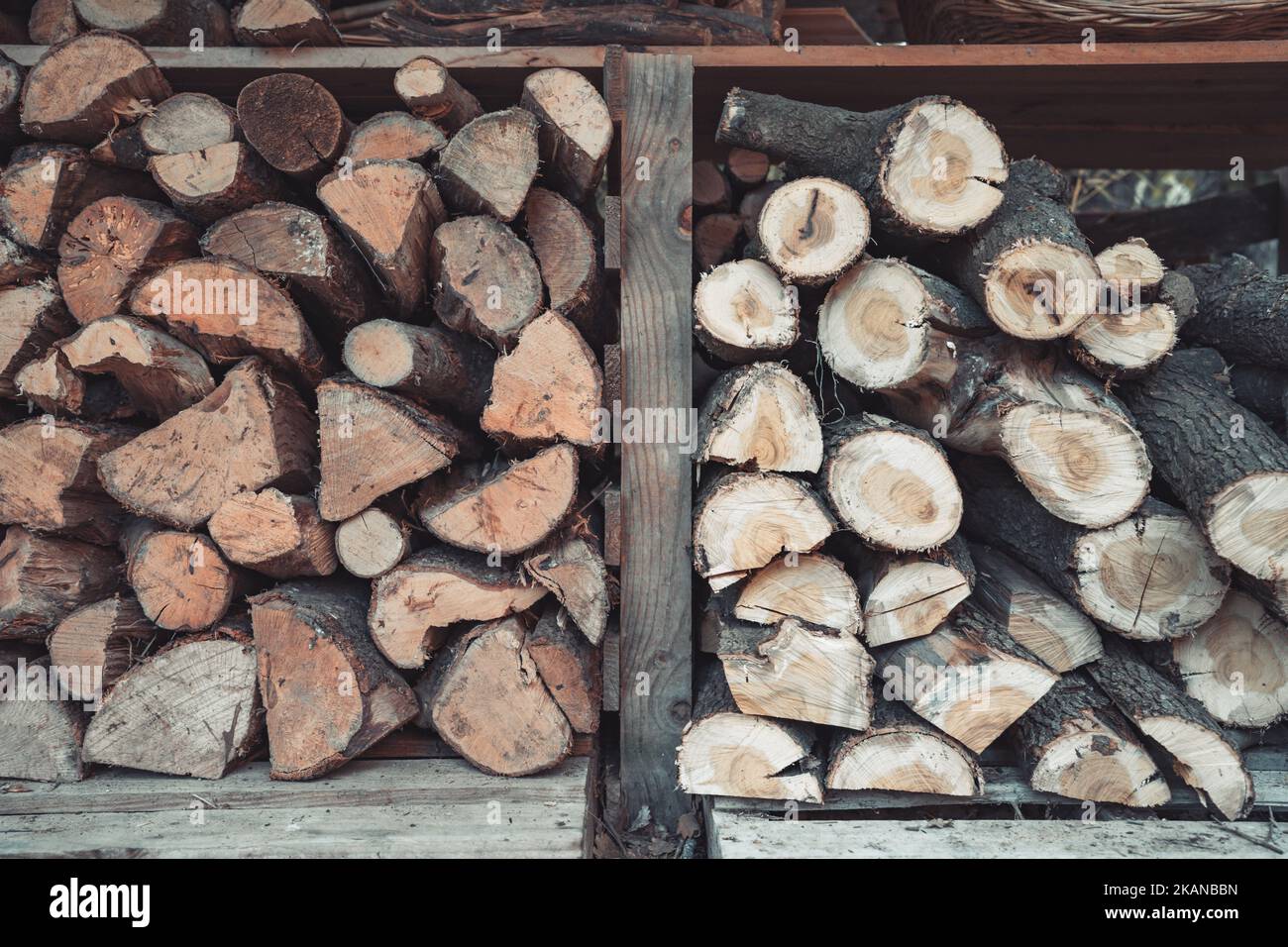 Organisierte Holzschuppen mit verschiedenen Arten von Holz vorbereitet, um im Winter im Kamin im Haus zu verwenden. Stockfoto