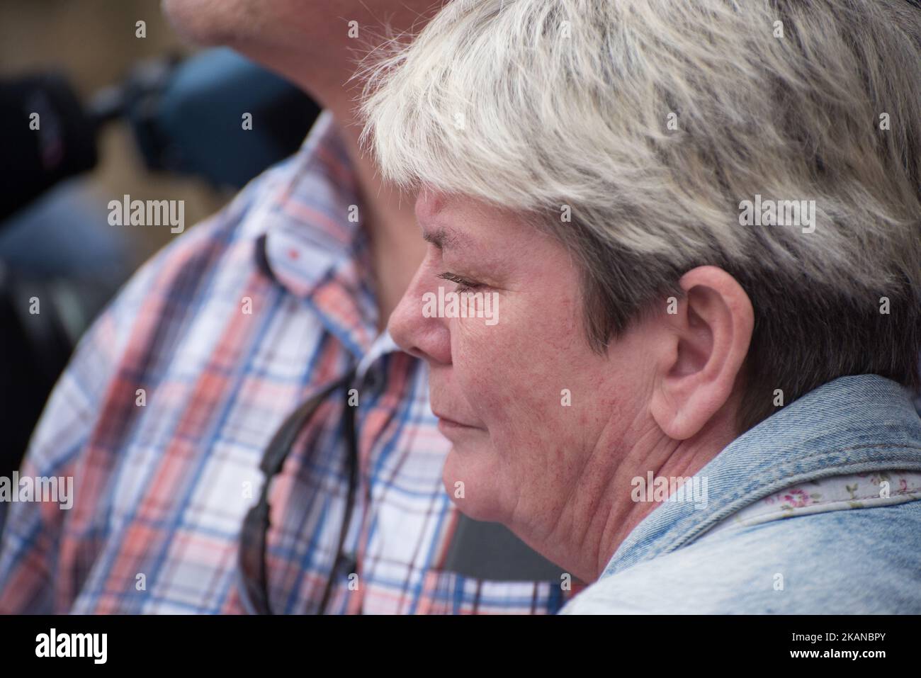 Eine Person wird emotional, während sie am Samstag, den 27.. Mai 2017, auf dem St. Anne's Square in Manchester, Großbritannien, Blumengebete für die Opfer des Bombenanschlags in der Manchester Arena beobachtet. Die Polizei von Greater Manchester behandelt die Explosion nach dem Ariana Grande-Konzert, das am 05/22/2017 in der Manchester Arena stattfand, als terroristischen Zwischenfall. (Foto von Jonathan Nicholson/NurPhoto) *** Bitte nutzen Sie die Gutschrift aus dem Kreditfeld *** Stockfoto