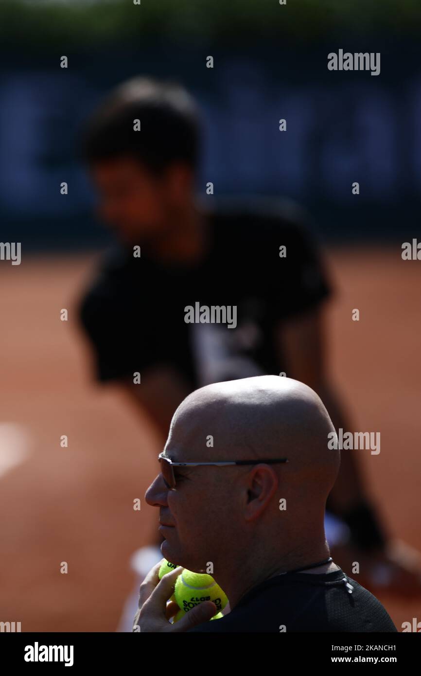 Trainer Andre Agassi sieht sich während eines Novak Djokovic Trainings vor seinem Spiel gegen den Spanier Marcel Granollers am zweiten Tag der French Open 2017 bei Roland Garros am 29. Mai 2017 in Paris, Frankreich, an. (Foto von Mehdi Taamallah/NurPhoto) *** Bitte benutzen Sie die Gutschrift aus dem Kreditfeld *** Stockfoto