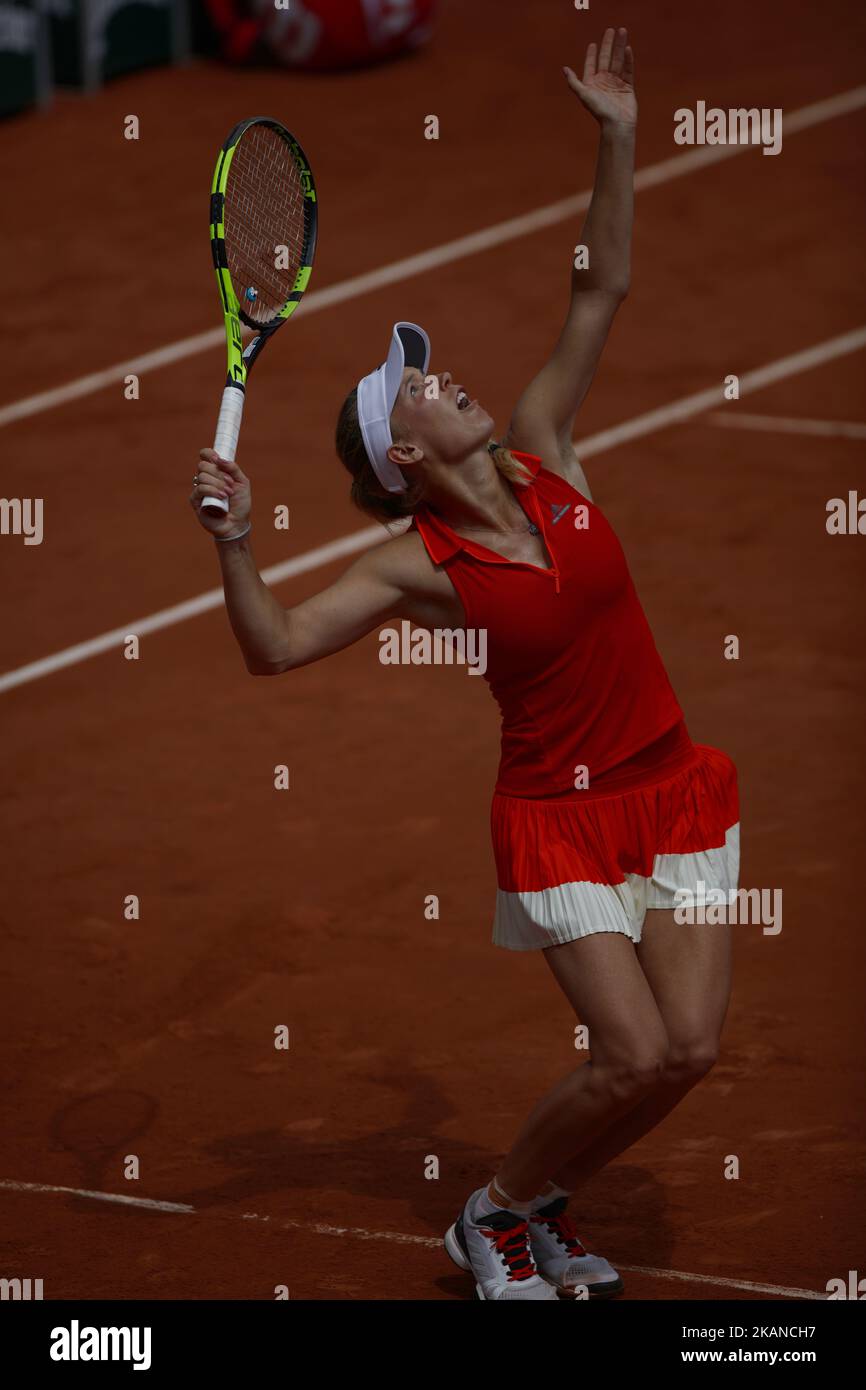 Die dänische Caroline Wozniacki dient dem australischen Jaimee Fourlis während ihres Tennisspiels bei den Roland Garros 2017 French Open am 29. Mai 2017 in Paris (Foto von Mehdi Taamallah/NurPhoto) *** Bitte benutzen Sie die Gutschrift aus dem Kreditfeld *** Stockfoto