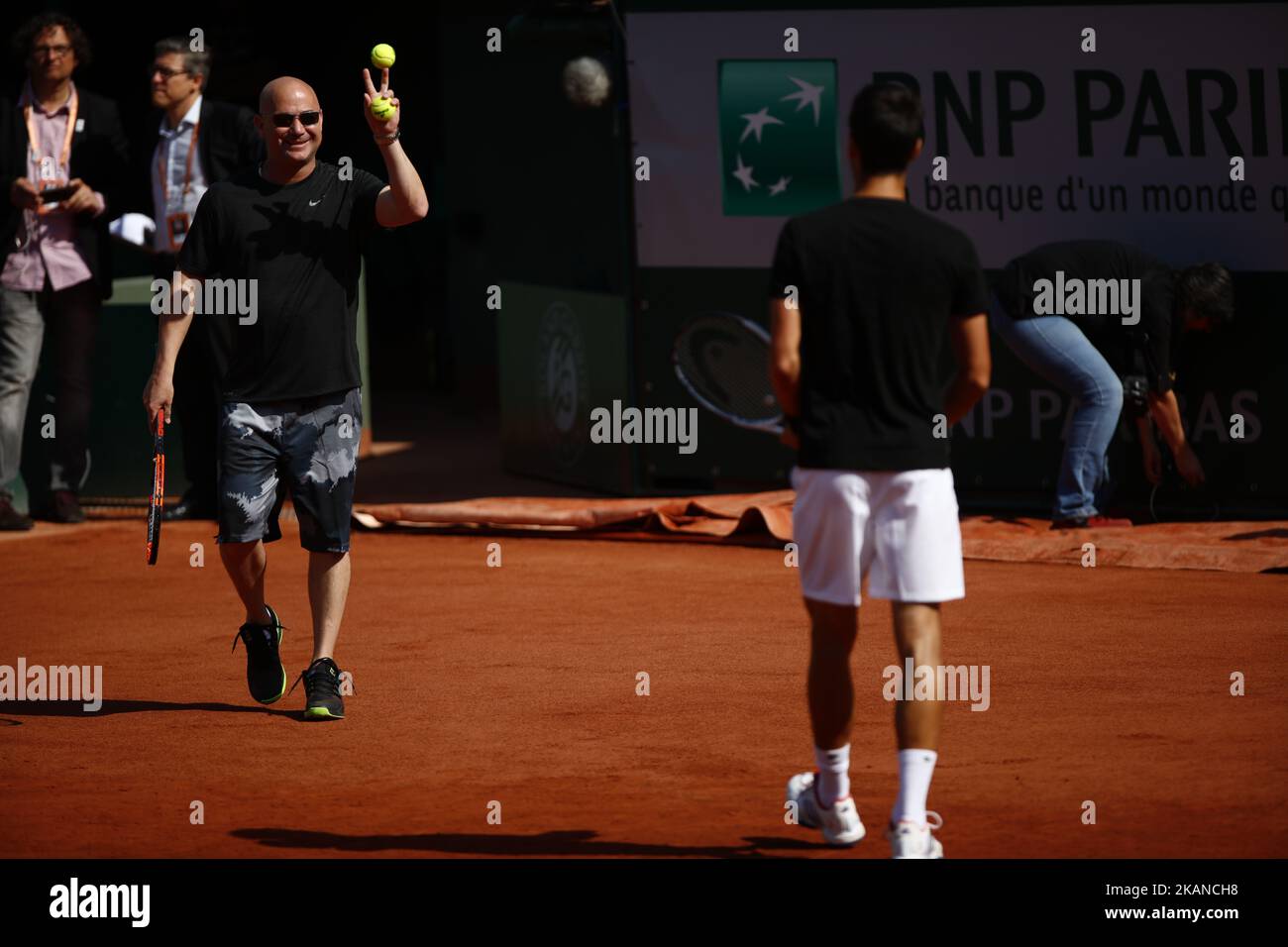 Trainer Andre Agassi sieht zu, wie Novak Djokovic aus Serbien am zweiten Tag der French Open 2017 bei Roland Garros am 29. Mai 2017 in Paris, Frankreich, praktiziert. (Foto von Mehdi Taamallah/NurPhoto) *** Bitte benutzen Sie die Gutschrift aus dem Kreditfeld *** Stockfoto