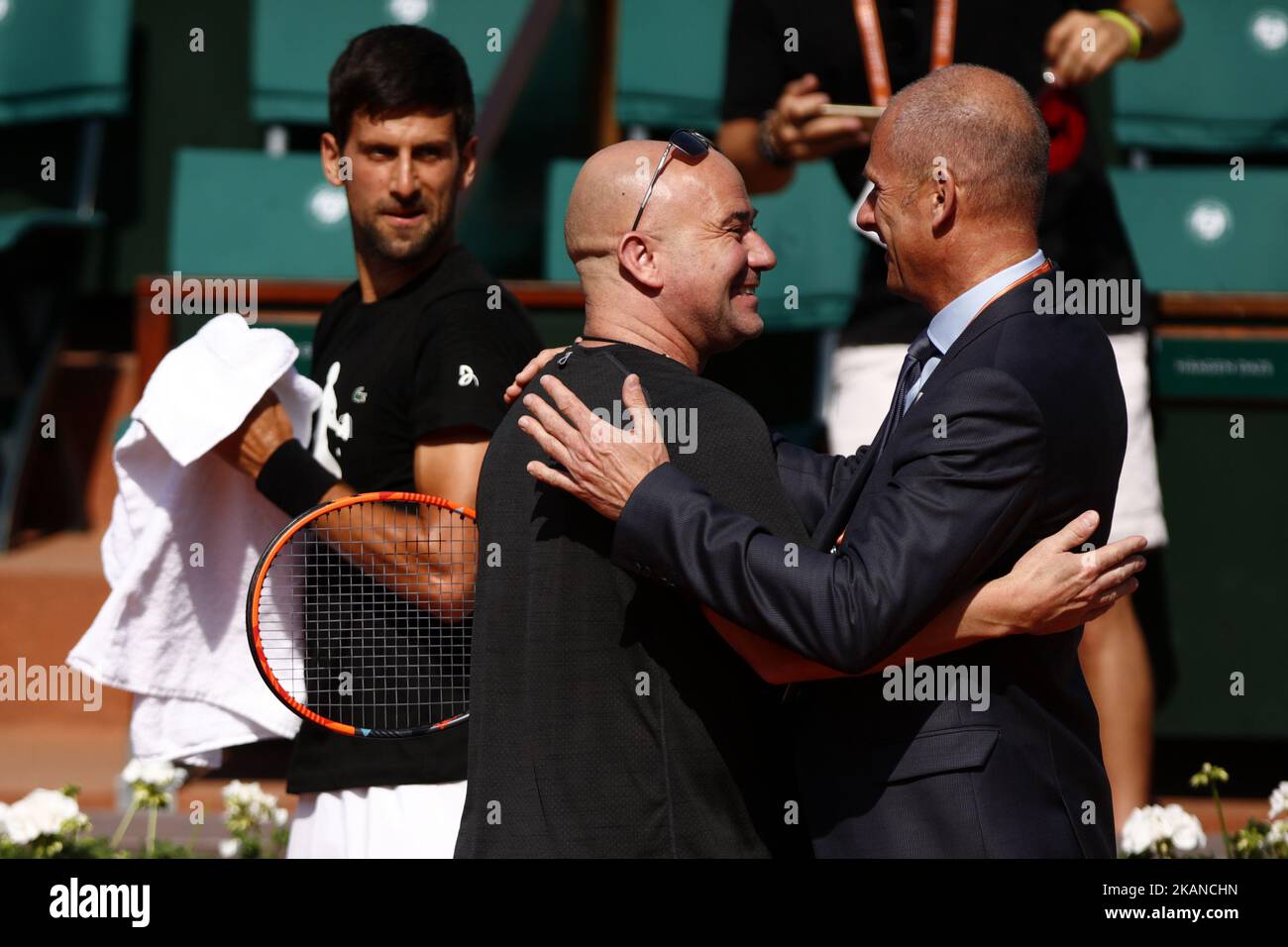 Andre Kirk Agassi (USA), neuer Trainer von Novak Djokovic (SRB), grüßt Guy Forget während der Übungen am zweiten Tag der French Open 2017 bei Roland Garros am 29. Mai 2017 in Paris, Frankreich. (Foto von Mehdi Taamallah/NurPhoto) *** Bitte benutzen Sie die Gutschrift aus dem Kreditfeld *** Stockfoto