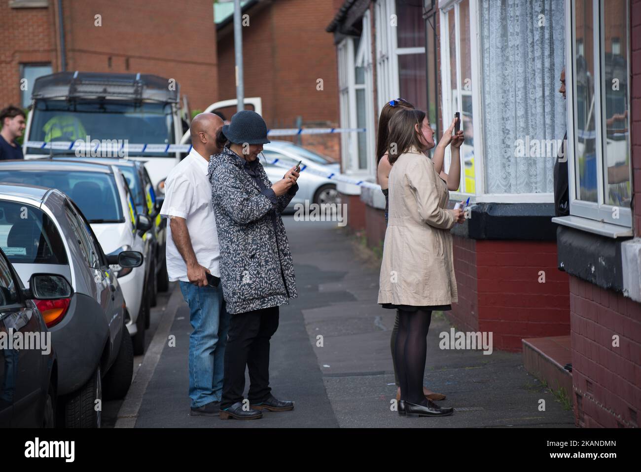 Beth Abbit (im Bienenzügen), Journalistin der Manchester Evening News, interveiws einen Bewohner auf der Straße für eine Manchester Evening News Facebook Live-Nachrichtenübermittlung, bei der ein Teil der Ermittlungen zur Explosion der Manchester Arena am Mittwoch, 31. Mai 2017, in Manchester, Großbritannien, stattfindet. Die Polizei von Greater Manchester behandelt die Explosion nach dem Ariana Grande-Konzert, das am 05/22/2017 in der Manchester Arena stattfand, als terroristischen Zwischenfall. (Foto von Jonathan Nicholson/NurPhoto) *** Bitte nutzen Sie die Gutschrift aus dem Kreditfeld *** Stockfoto