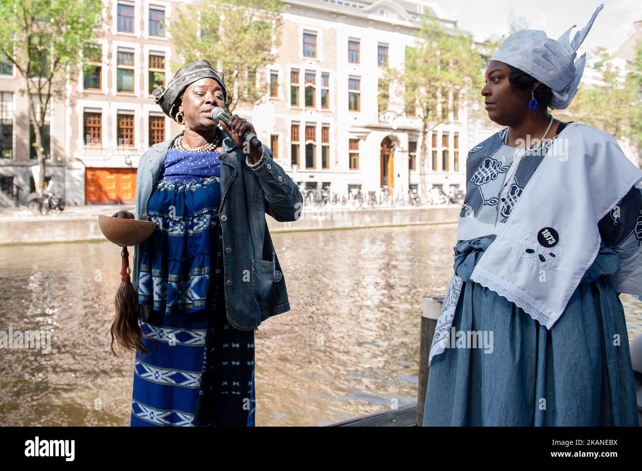 Die Menschen nehmen an der Eröffnung von „Keti Koti“ am 1. 2017. Juni in Amsterdam, Niederlande, Teil. Der 1. Juli 1863 markierte die Freiheit der Suriname von der Sklaverei. Nirgends wird so viel gefeiert wie in Amsterdam, wo eine blühende surinamische Gemeinde lebt und das Keti Koti Festival stattfindet. Keti Koti, was auf Surinam „gebrochene Ketten“ bedeutet, ist ein freies Fest der Freiheit, Gleichheit und Solidarität. Ket Koti eröffnet traditionell mit einer Gedenkprozession namens Memre Waka rund um die Grachtenhäuser von Amsterdam, die eine Geschichte der Sklaverei haben. Die Tour endet mit der Wortanbetung und der Proklamation Stockfoto