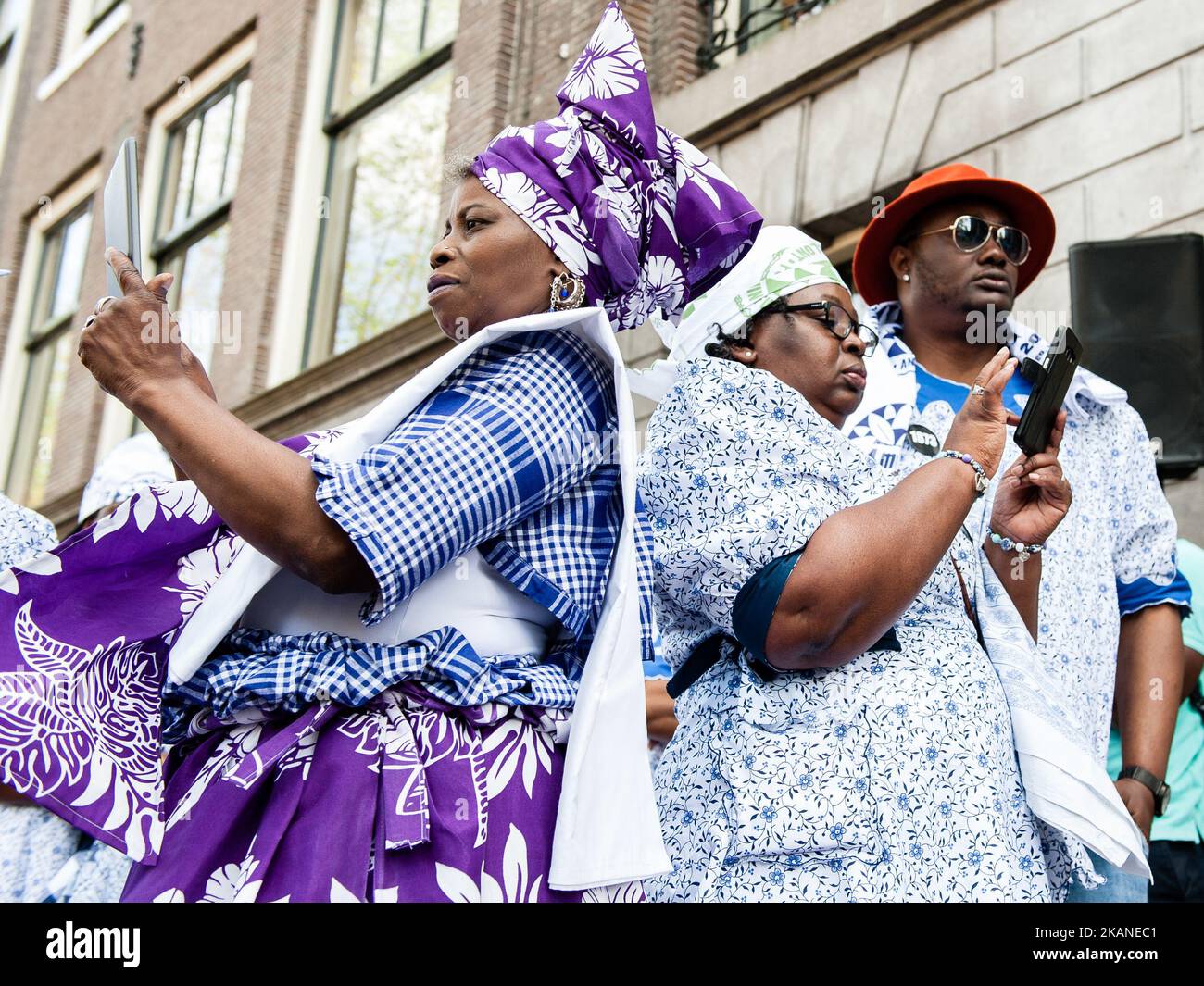Die Menschen nehmen an der Eröffnung von „Keti Koti“ am 1. 2017. Juni in Amsterdam, Niederlande, Teil. Der 1. Juli 1863 markierte die Freiheit der Suriname von der Sklaverei. Nirgends wird so viel gefeiert wie in Amsterdam, wo eine blühende surinamische Gemeinde lebt und das Keti Koti Festival stattfindet. Keti Koti, was auf Surinam „gebrochene Ketten“ bedeutet, ist ein freies Fest der Freiheit, Gleichheit und Solidarität. Ket Koti eröffnet traditionell mit einer Gedenkprozession namens Memre Waka rund um die Grachtenhäuser von Amsterdam, die eine Geschichte der Sklaverei haben. Die Tour endet mit der Wortanbetung und der Proklamation Stockfoto