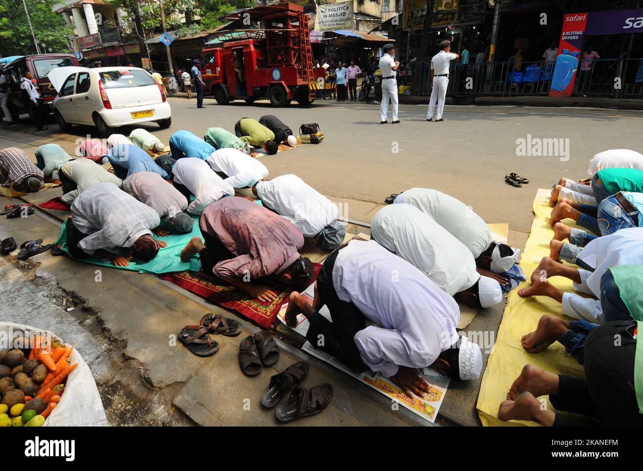 Indische muslimische Anhänger halten am ersten Freitag des Ramadan in Kalkutta am 02,2017. Juni Freitagsgebete an der Seite der Kolkata Road ab.Muslime in der ganzen Welt begehen den Monat Ramadan, den heiligsten Monat im islamischen Kalender, in dem Muslime von Sonnenaufgang bis Sonnenuntergang fasten. (Foto von Debajyoti Chakraborty/NurPhoto) *** Bitte nutzen Sie die Gutschrift aus dem Kreditfeld *** Stockfoto