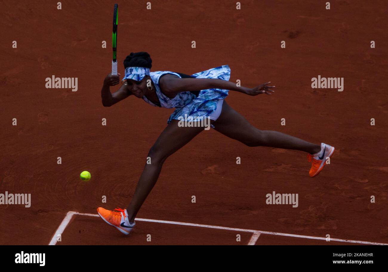 Venus Williams von den Vereinigten Staaten gibt den Ball an Elise Mertens von Belgien während der dritten Runde bei Roland Garros Grand Slam Tournament - Tag 6 am 2. Juni 2017 in Paris, Frankreich zurück. (Foto von Robert Szaniszló/NurPhoto) *** Bitte nutzen Sie die Gutschrift aus dem Kreditfeld *** Stockfoto