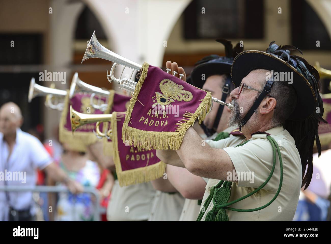 Italienische Bersaglieri nehmen an der Militärparade während der Feierlichkeiten zum Tag der Italienischen Republik am 2. Juni 2017 in Padua, Italien, Teil. (Foto von Roberto Silvino/NurPhoto) *** Bitte nutzen Sie die Gutschrift aus dem Kreditfeld *** Stockfoto