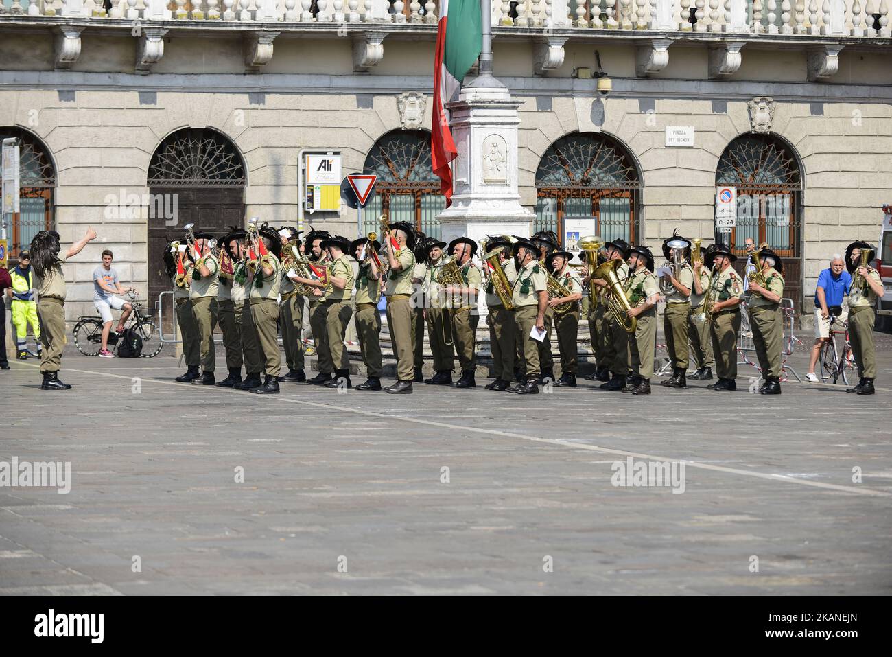 Italienische Bersaglieri nehmen an der Militärparade während der Feierlichkeiten zum Tag der Italienischen Republik am 2. Juni 2017 in Padua, Italien, Teil. (Foto von Roberto Silvino/NurPhoto) *** Bitte nutzen Sie die Gutschrift aus dem Kreditfeld *** Stockfoto