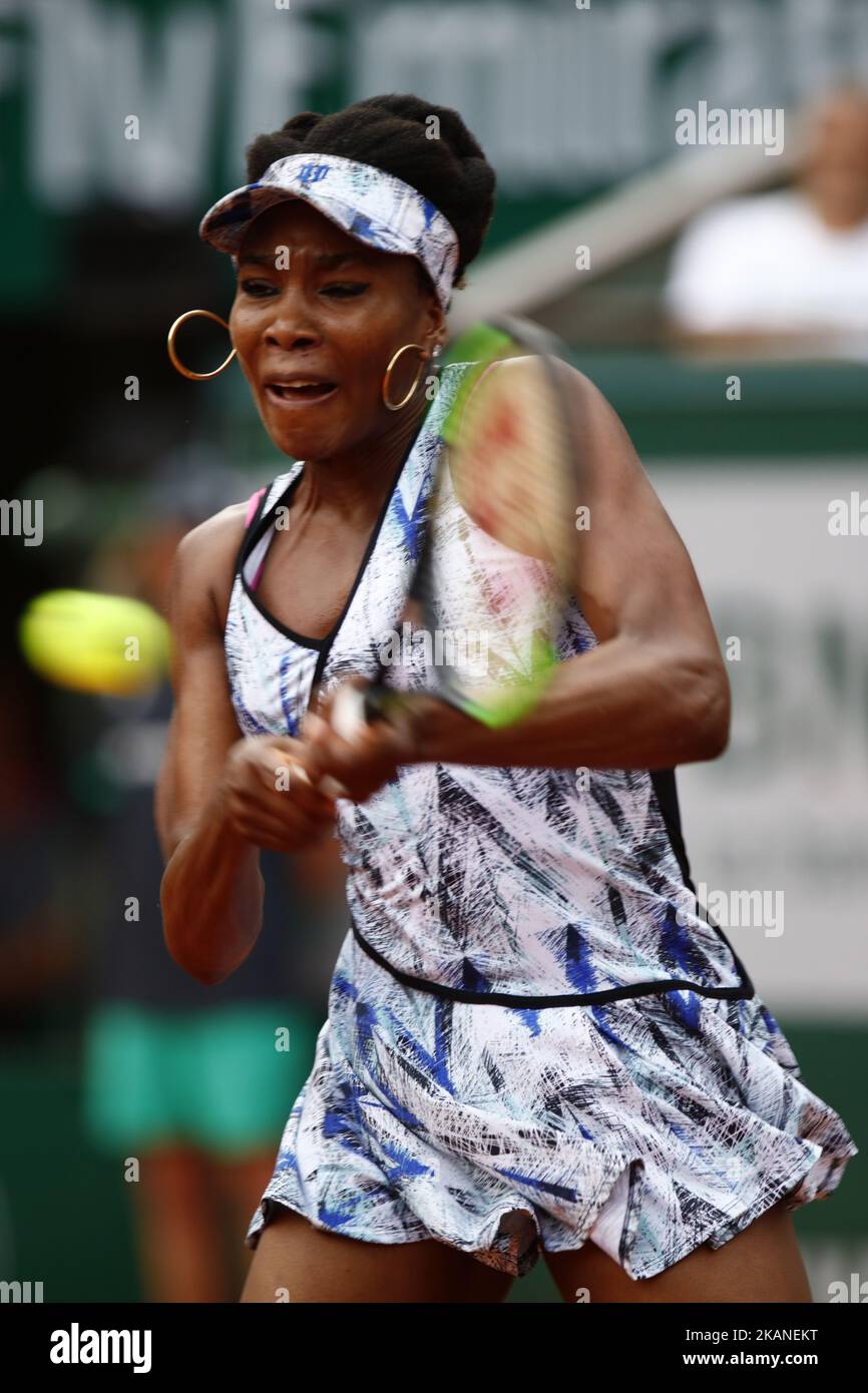 DIE US Venus Williams gibt den Ball an die belgische Elise Mertens während ihres Tennisspiels bei den Roland Garros 2017 French Open am 2. Juni 2017 in Paris zurück. (Foto von Mehdi Taamallah/NurPhoto) *** Bitte benutzen Sie die Gutschrift aus dem Kreditfeld *** Stockfoto