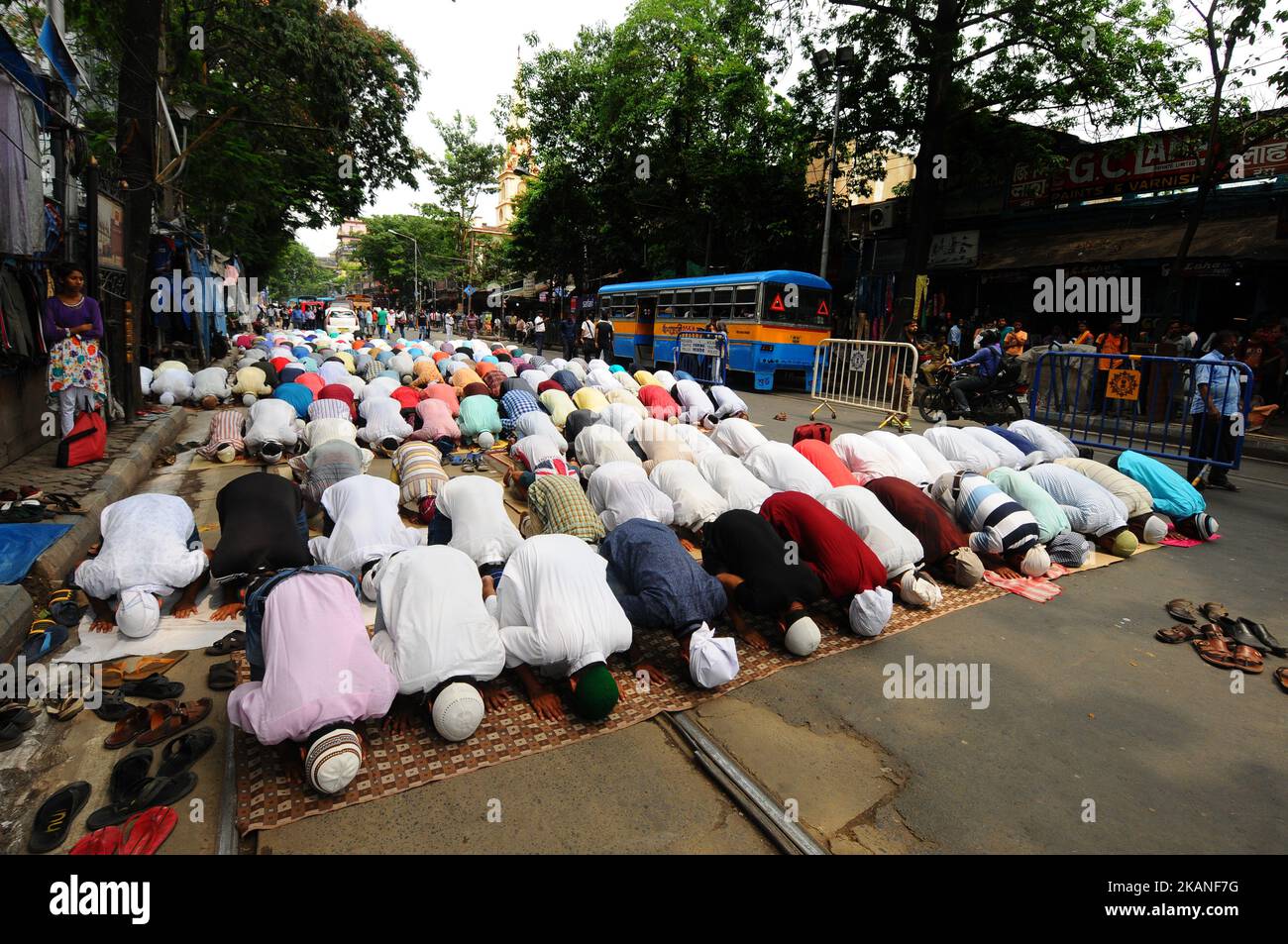 Indische muslimische Anhänger halten am ersten Freitag des Ramadan in Kalkutta am 02,2017. Juni Freitagsgebete an der Lenin-Sarani-Straße vor der Tipu Sultan Masque ab. Muslime in der ganzen Welt begehen den Monat Ramadan, Der heiligste Monat im islamischen Kalender, in dem Muslime von Sonnenaufgang bis Sonnenuntergang fasten. (Foto von Debajyoti Chakraborty/NurPhoto) *** Bitte nutzen Sie die Gutschrift aus dem Kreditfeld *** Stockfoto