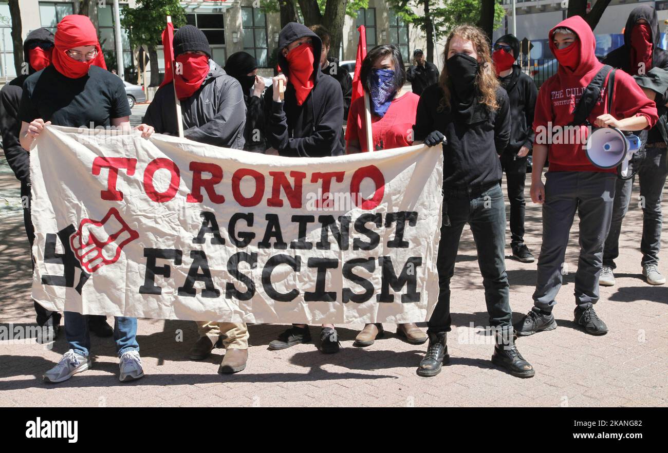 Kundgebung zur Unterstützung von Vielfalt, Stärke und Solidarität mit unterdrückten Gruppen in der Innenstadt von Toronto, Ontario, Kanada, am 03. Juni 2017. An diesem Aktionstag versammelten sich Demonstranten, um zu zeigen, dass „Meinungsfreiheit keine Freiheit des Hasses ist“, um Vielfalt, Stärke und Solidarität zu unterstützen und dem jüngsten Zustrom rassistischer Demonstrationen von rechtsgerichteten Hassgruppen in ganz Kanada entgegenzuwirken. (Foto by Creative Touch Imaging Ltd./NurPhoto) *** Bitte nutzen Sie die Gutschrift aus dem Kreditfeld *** Stockfoto