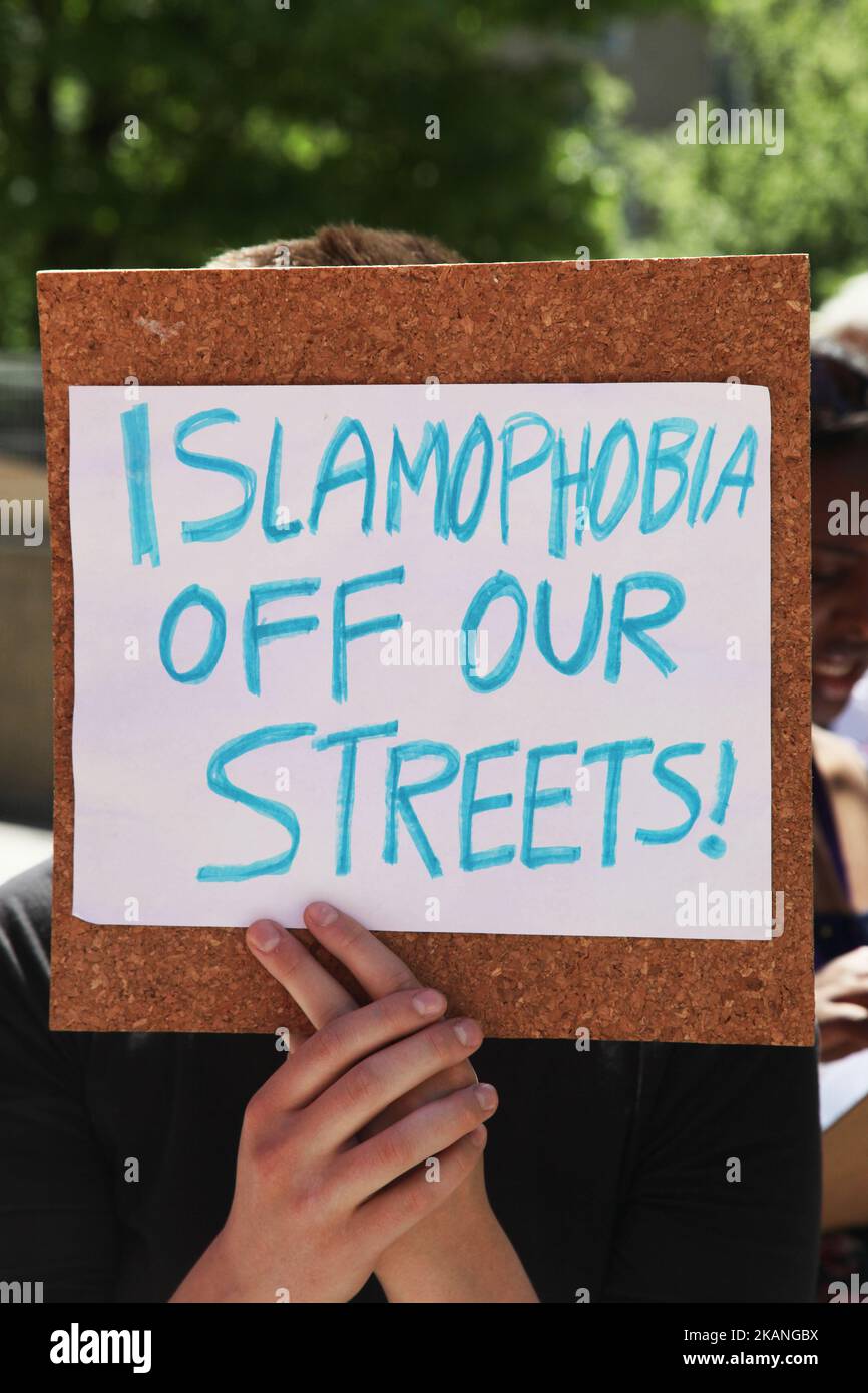 Demonstrator mit einem Schild mit der Aufschrift „Islamophobie abseits unserer Straßen“ während einer Kundgebung zur Unterstützung von Vielfalt, Stärke und Solidarität mit unterdrückten Gruppen in der Innenstadt von Toronto, Ontario, Kanada, am 03. Juni 2017. An diesem Aktionstag versammelten sich Demonstranten, um zu zeigen, dass „Meinungsfreiheit keine Freiheit des Hasses ist“, um Vielfalt, Stärke und Solidarität zu unterstützen und dem jüngsten Zustrom rassistischer Demonstrationen von rechtsgerichteten Hassgruppen in ganz Kanada entgegenzuwirken. (Foto by Creative Touch Imaging Ltd./NurPhoto) *** Bitte nutzen Sie die Gutschrift aus dem Kreditfeld *** Stockfoto