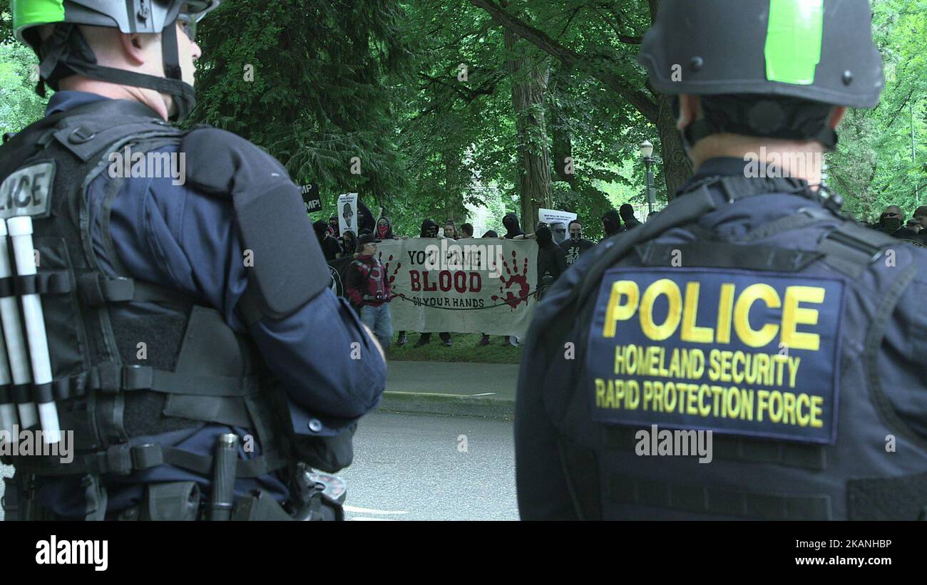 Die Polizei des Heimatschutzministeriums wacht am 4. Juni 2017 während einer Kundgebung auf der Terry Schrunk Plaza in Portland, Oregon. (Foto von Emily Molli/NurPhoto) *** Bitte nutzen Sie die Gutschrift aus dem Kreditfeld *** Stockfoto