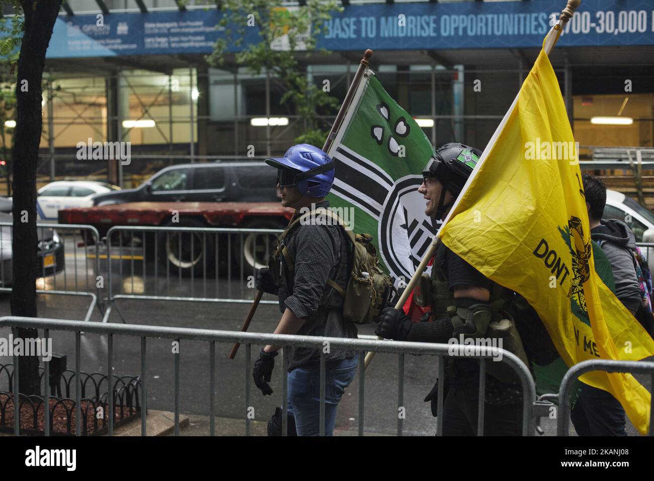 Menschen protestieren gegen CUNYâ €™s Beginn Sprecher Pick, muslimische Linda Sarsour in New York, US, am 5. Juni 2017.nach Monaten der Kampagne zu entladen Bürgerrechtler und Mitorganisator der Womenâ €™s März, Linda Sarsour, von einer Abschlussrede an der City University of New York (CUNY), Sarsourâ €™s Keynote ging letzten 1. Juni. (Foto von Shay Horse/NurPhoto) *** Bitte nutzen Sie die Gutschrift aus dem Kreditfeld *** Stockfoto