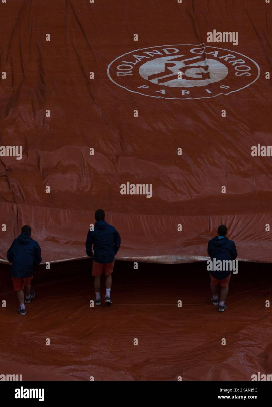 Der Regen kam während des Viertelfinals beim Roland Garros Grand Slam Turnier - Tag 10 am 6. Juni 2017 in Paris, Frankreich. (Foto von Robert Szaniszló/NurPhoto) *** Bitte nutzen Sie die Gutschrift aus dem Kreditfeld *** Stockfoto