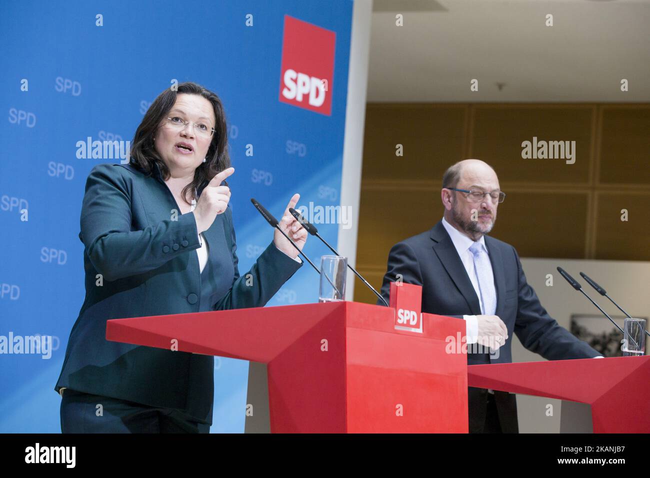 Der Vorsitzende und Kanzlerkandidat der Sozialdemokratischen Partei (SPD), Martin Schulz, und die Bundesministerin für Arbeit und Soziales, Andrea Nahles, werden am 7. Juni 2017 auf einer Pressekonferenz im Willy-Brandt-Haus der SPD in Berlin vorgestellt. (Foto von Emmanuele Contini/NurPhoto) *** Bitte benutzen Sie die Gutschrift aus dem Kreditfeld *** Stockfoto