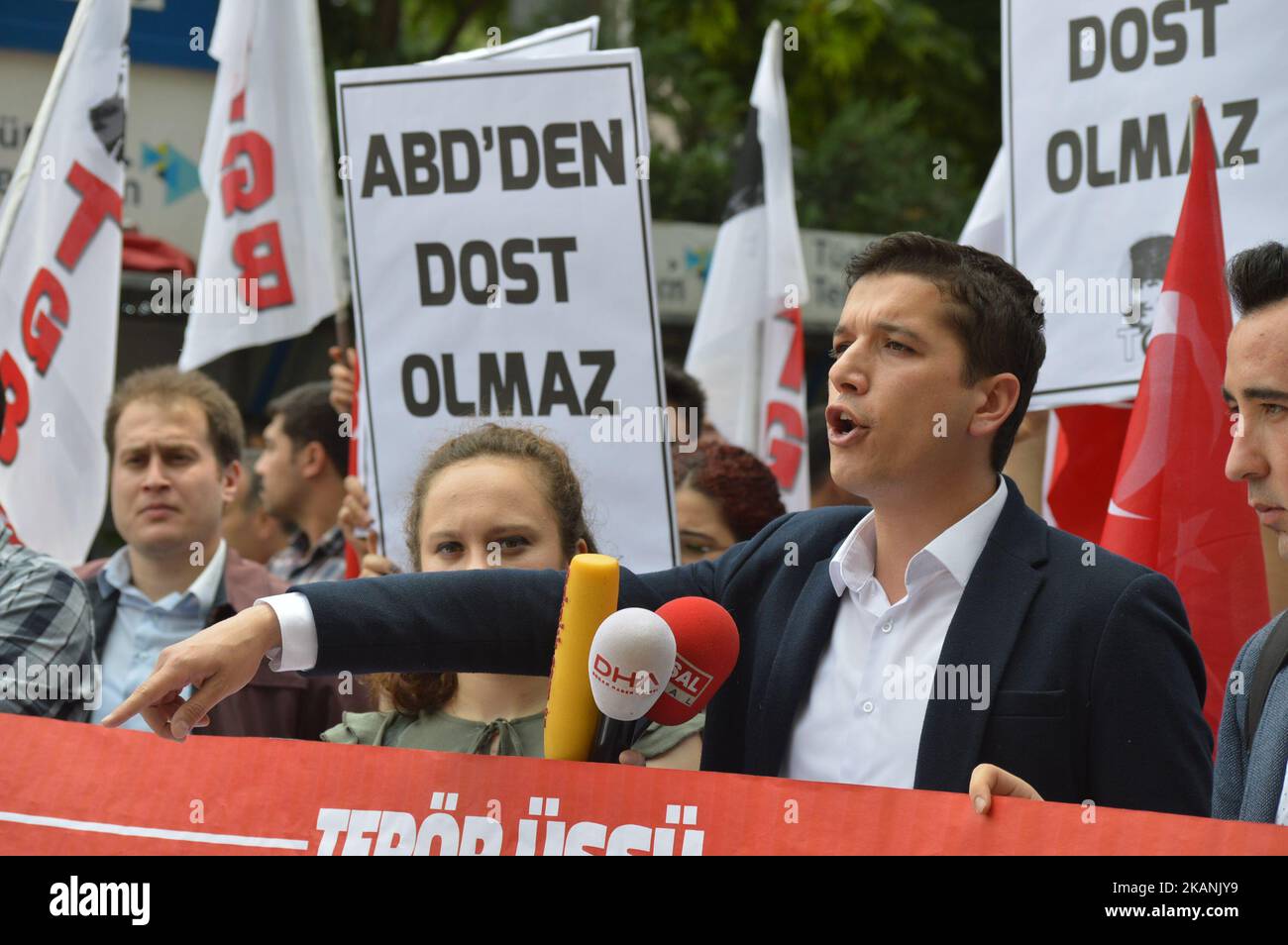 Ein Mann spricht während eines Protestes gegen die USA und ihre Armee auf dem Luftwaffenstützpunkt Incirlik in Ankara, Türkei, am 8. Juni 2017. (Foto von Altan Gocher/NurPhoto) *** Bitte benutzen Sie die Gutschrift aus dem Kreditfeld *** Stockfoto