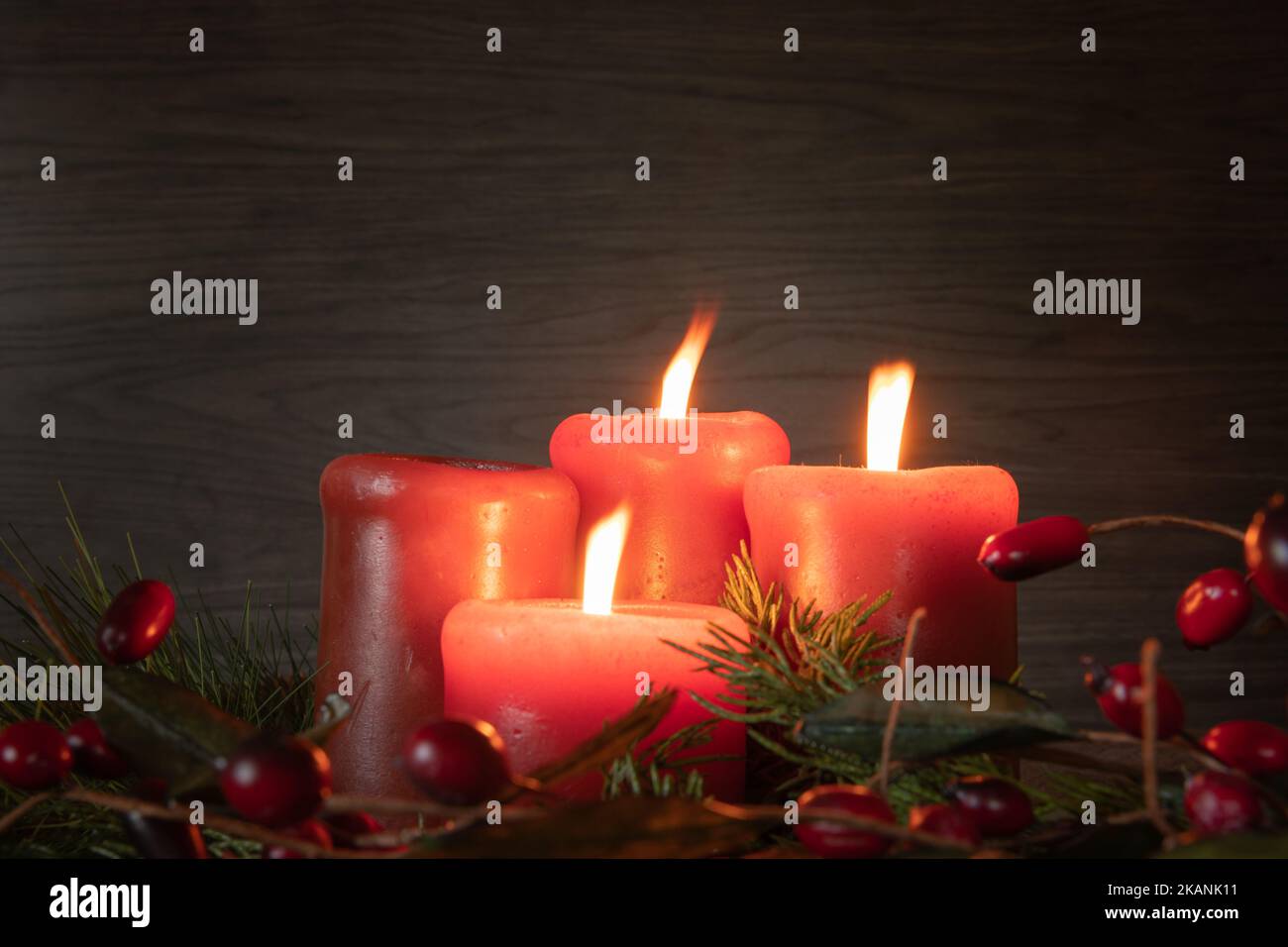 Drei Adventskerzen zündeten auf einem Adventskranz mit roten Kerzen in ...