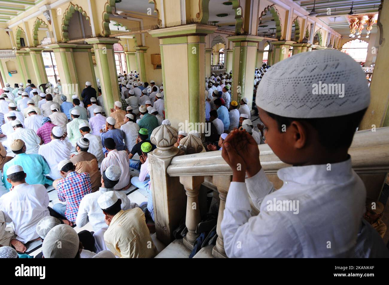 Indische muslimische Anhänger halten am 09,2017. Juni am 2.. Freitag des Ramadan in Kalkutta Freitagsgebete an der Inside Historical Masque von Nakhoda ab.Muslime in der ganzen Welt markieren den Monat Ramadan, den heiligsten Monat im islamischen Kalender, in dem Muslime von Sonnenaufgang bis Sonnenuntergang fasten. (Foto von Debajyoti Chakraborty/NurPhoto) *** Bitte nutzen Sie die Gutschrift aus dem Kreditfeld *** Stockfoto