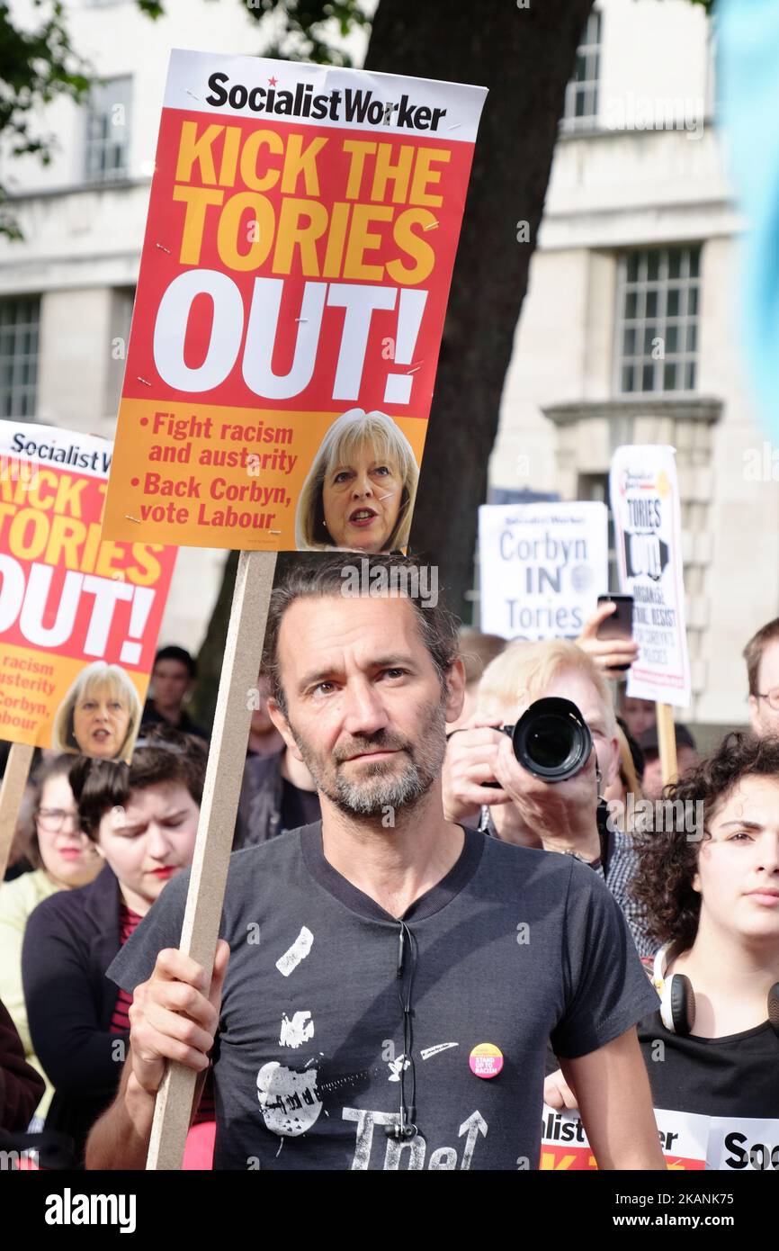 Dutzende versammeln sich am 9. Juni 2017 in der Downing Street in London, um eine Anti-Theresa-Mai-Demonstration zu inszenieren. Sie forderten den Rücktritt des Premierministers und weigerten sich, den Sieg der Konservativen/Tories zu akzeptieren, der das Land mit einem hängenden parlament verließ. (Foto von Jay Shaw Baker/NurPhoto) *** Bitte nutzen Sie die Gutschrift aus dem Kreditfeld *** Stockfoto