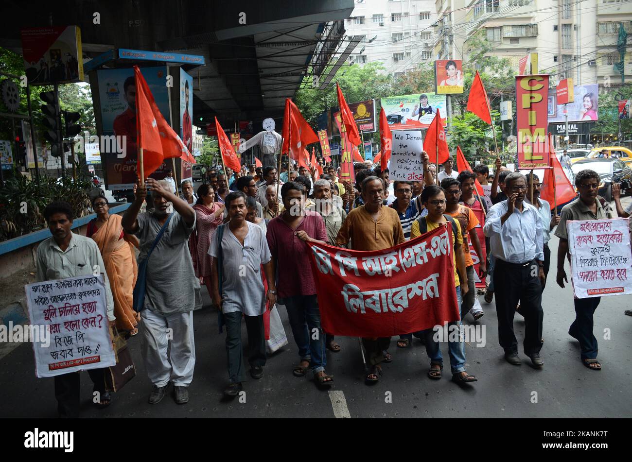 Aktivisten der Kommunistischen Partei Indiens (marxistisch-leninistisch) protestieren am Freitag, den 9.. Juni 2017, im Regierungsbüro von Madhya Pradesh in Kalkata, Indien, gegen die Tötung von fünf Bauern des Polizeifeuers Mandsaur. Mindestens fünf Bauern wurden am Dienstag im Bezirk Mandsaur getötet und mehrere verletzt, als die Polizei auf Demonstranten schoss, die in der von der Dürre heimgesuchten Region, die zwischen 2016 und 17 alle fünf Stunden einen Selbstmord verzeichneten, bessere Preise forderten. (Foto von Sonali Pal Chaudhury/NurPhoto) *** Bitte nutzen Sie die Gutschrift aus dem Kreditfeld *** Stockfoto