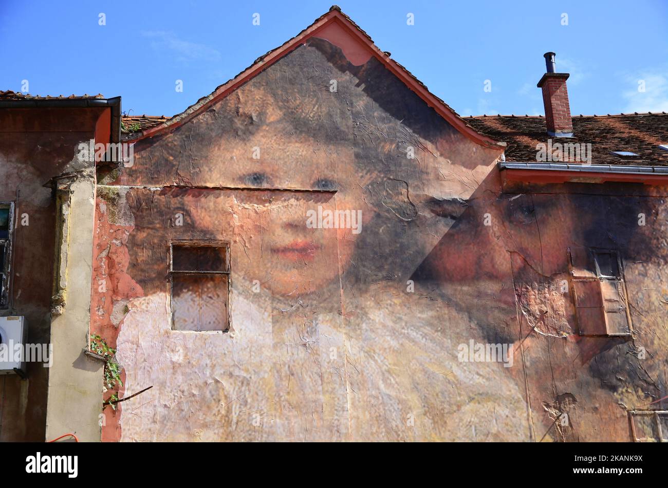 Julien de Casabianca machte am 10. Juni 2017 in Zagreb, Kroatien, eine Wandmalerei auf dem legendären Dolac-Markt, inspiriert vom Bild des berühmten kroatischen Malers Vlaho Bukovac, „Mein Nest“. (Foto von Alen Gurovic/NurPhoto) *** Bitte nutzen Sie die Gutschrift aus dem Kreditfeld *** Stockfoto