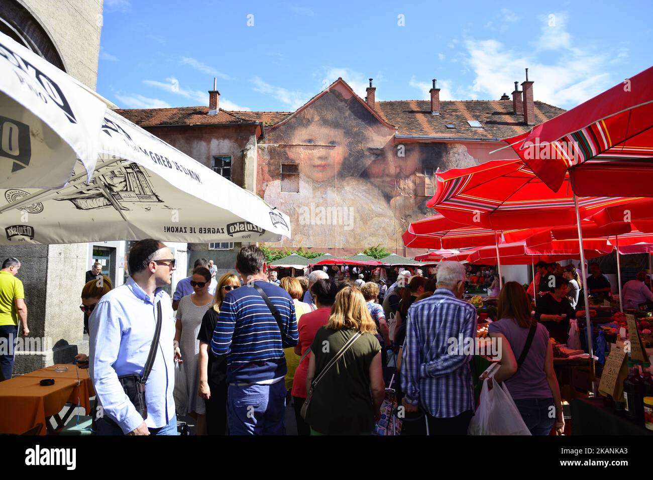 Julien de Casabianca machte am 10. Juni 2017 in Zagreb, Kroatien, eine Wandmalerei auf dem legendären Dolac-Markt, inspiriert vom Bild des berühmten kroatischen Malers Vlaho Bukovac, „Mein Nest“. (Foto von Alen Gurovic/NurPhoto) *** Bitte nutzen Sie die Gutschrift aus dem Kreditfeld *** Stockfoto