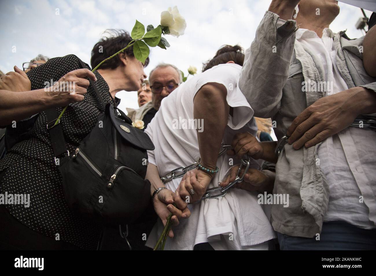 Angekettete Demonstranten während der Blockade der monatlichen Zeremonie anlässlich des Flugzeugabsturzes des Präsidenten in Smolensk am 10. Juni 2017 in Warschau, Polen. (Foto von Maciej Luczniewski/NurPhoto) *** Bitte nutzen Sie die Gutschrift aus dem Kreditfeld *** Stockfoto