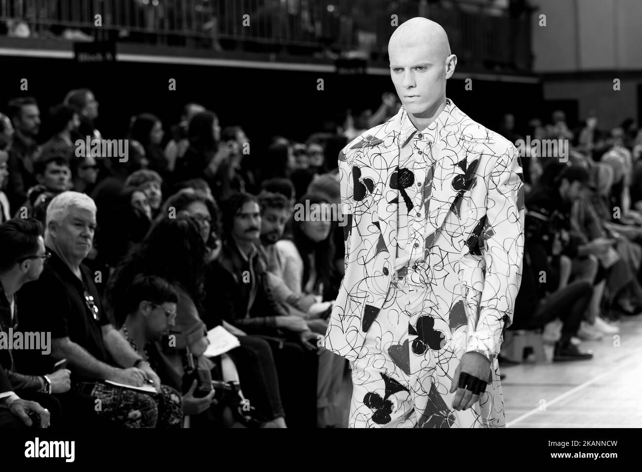 Ein Model läuft auf der Vivienne Westwood Show während der London Fashion Week Men's June 2017 collections, London, am 12. Juni 2017, über den Laufsteg. Vivienne Westwood, die legendäre britische Modedesignerin Vivienne Westwood, kämpft seit vielen Jahren gegen den Klimawandel, die Umwelt und mehr Nachhaltigkeit in der Modewelt. (Foto von Alberto Pezzali/NurPhoto) *** Bitte nutzen Sie die Gutschrift aus dem Kreditfeld *** Stockfoto