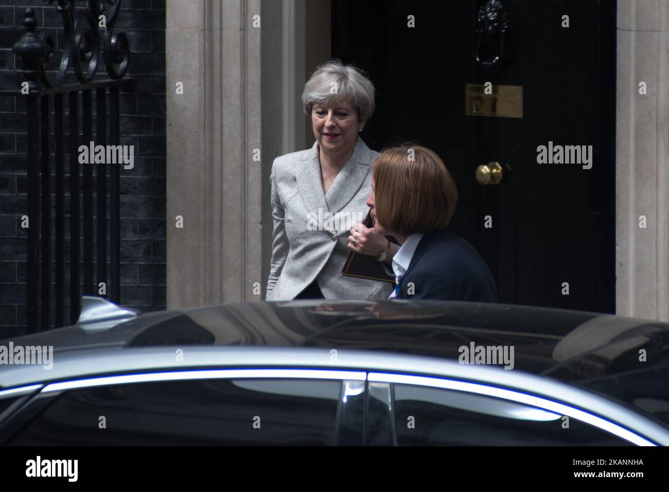 Die britische Premierministerin Theresa May verlässt die Downing Street 10 nach einem Gespräch mit der Demokratischen Unionistischen Partei (DUP), Arlene Foster, London, am 13. Juni 2017. Die Premierministerin und Vorsitzende der Konservativen Partei, Theresa May, stand vor schwierigen Gesprächen mit der DUP über die Sicherung einer funktionierenden Mehrheit nach einem erdrückenden Wahlrückschlag. (Foto von Alberto Pezzali/NurPhoto) *** Bitte nutzen Sie die Gutschrift aus dem Kreditfeld *** Stockfoto