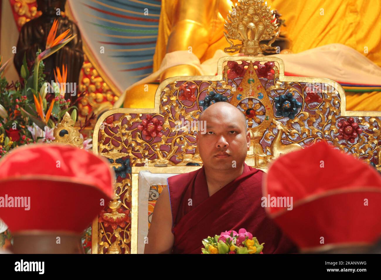Seine Heiligkeit der 17. Gyalwang Karmapa Ogyen Trinley Dorje besuchte das Karma Tekchen Zabsal Ling Toronto Thrangu Centre, um das Band zu schneiden und das Zentrum während der Eröffnungszeremonie für den neu errichteten Hauptgebetssaal am 8. Juni 2017 in Aurora, Ontario, Kanada, zu segnen. Bei seinem ersten Besuch in Kanada. Wie der Dalai Lama ist auch der Karmapa Lama aus Tibet geflohen und lebt nun in Indien. Er könnte der nächste Dalai Lama sein und einer der mächtigsten spirituellen und politischen Führer der Welt werden. (Foto by Creative Touch Imaging Ltd./NurPhoto) *** Bitte nutzen Sie die Gutschrift aus dem Kreditfeld *** Stockfoto