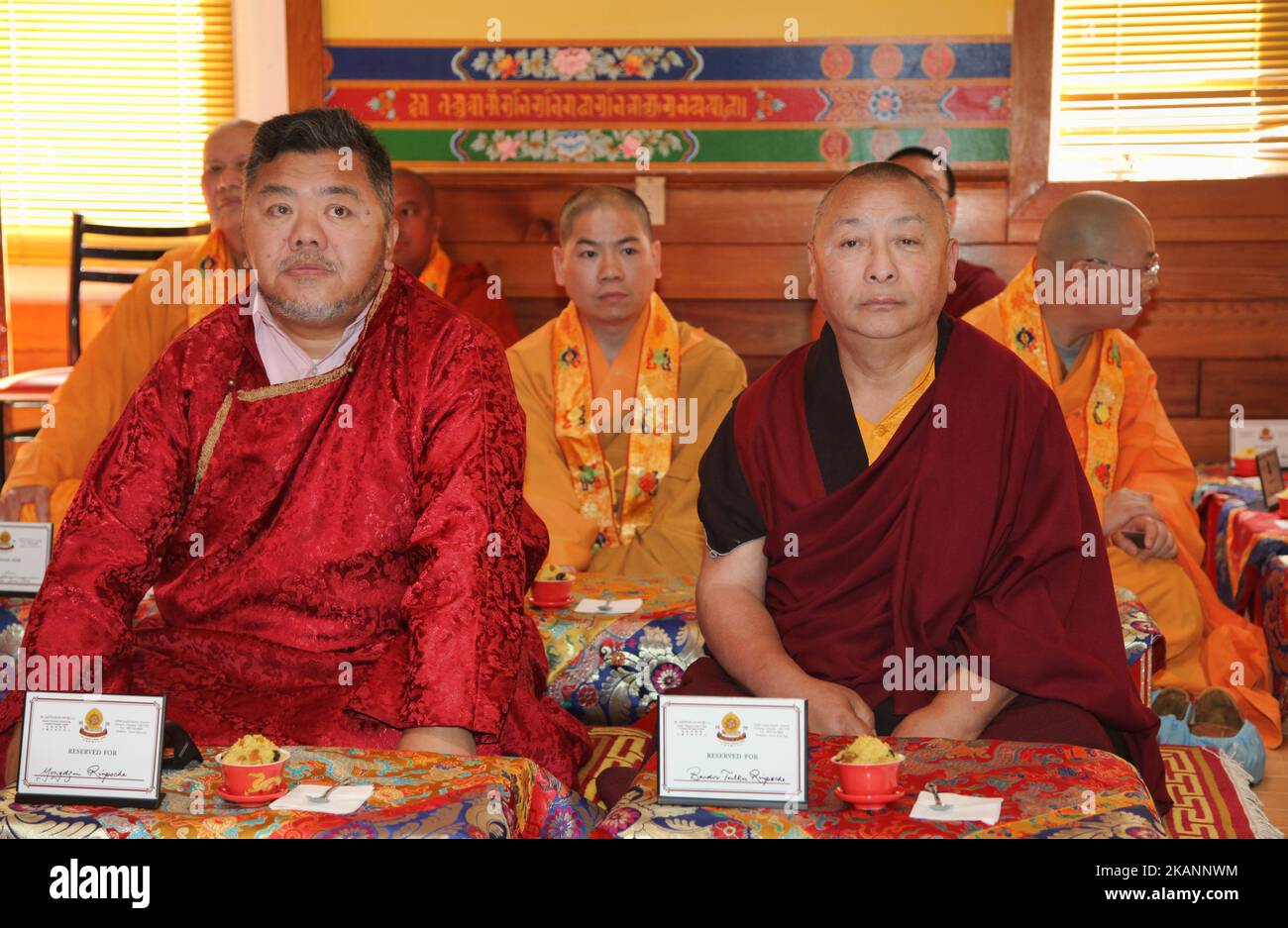 Buddhistische Mönche warten auf die Ankunft seiner Heiligkeit des Gyalwang Karmapa Ogyen Trinley Dorje aus dem Jahr 17.. Der Karmapa besuchte das Karma Tekchen Zabsal Ling Toronto Thrangu Centre, um das Band zu schneiden und das Zentrum während der Eröffnungszeremonie für den neu errichteten Hauptgebetssaal am 8. Juni 2017 in Aurora, Ontario, Kanada, zu segnen. Wie der Dalai Lama ist auch der Karmapa Lama aus Tibet geflohen und lebt nun in Indien. Er könnte der nächste Dalai Lama sein und einer der mächtigsten spirituellen und politischen Führer der Welt werden. (Foto by Creative Touch Imaging Ltd./NurPhoto) *** Bitte nutzen Sie die Gutschrift von Stockfoto