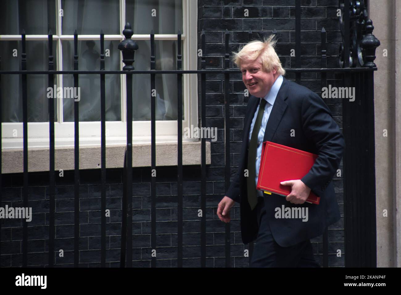 Der Minister für auswärtige Angelegenheiten und Commonwealth-Fragen Boris Johnson verlässt die Downing Street, London, am 15. Juni 2017. Premierministerin Theresa May wird heute eine Reihe von Treffen mit den wichtigsten nordirischen politischen Parteien abhalten, um die wachsenden Bedenken über einen Regierungsvertrag mit der DUP im Gefolge der britischen Parlamentswahlen zu zerstreuen. (Foto von Alberto Pezzali/NurPhoto) *** Bitte nutzen Sie die Gutschrift aus dem Kreditfeld *** Stockfoto