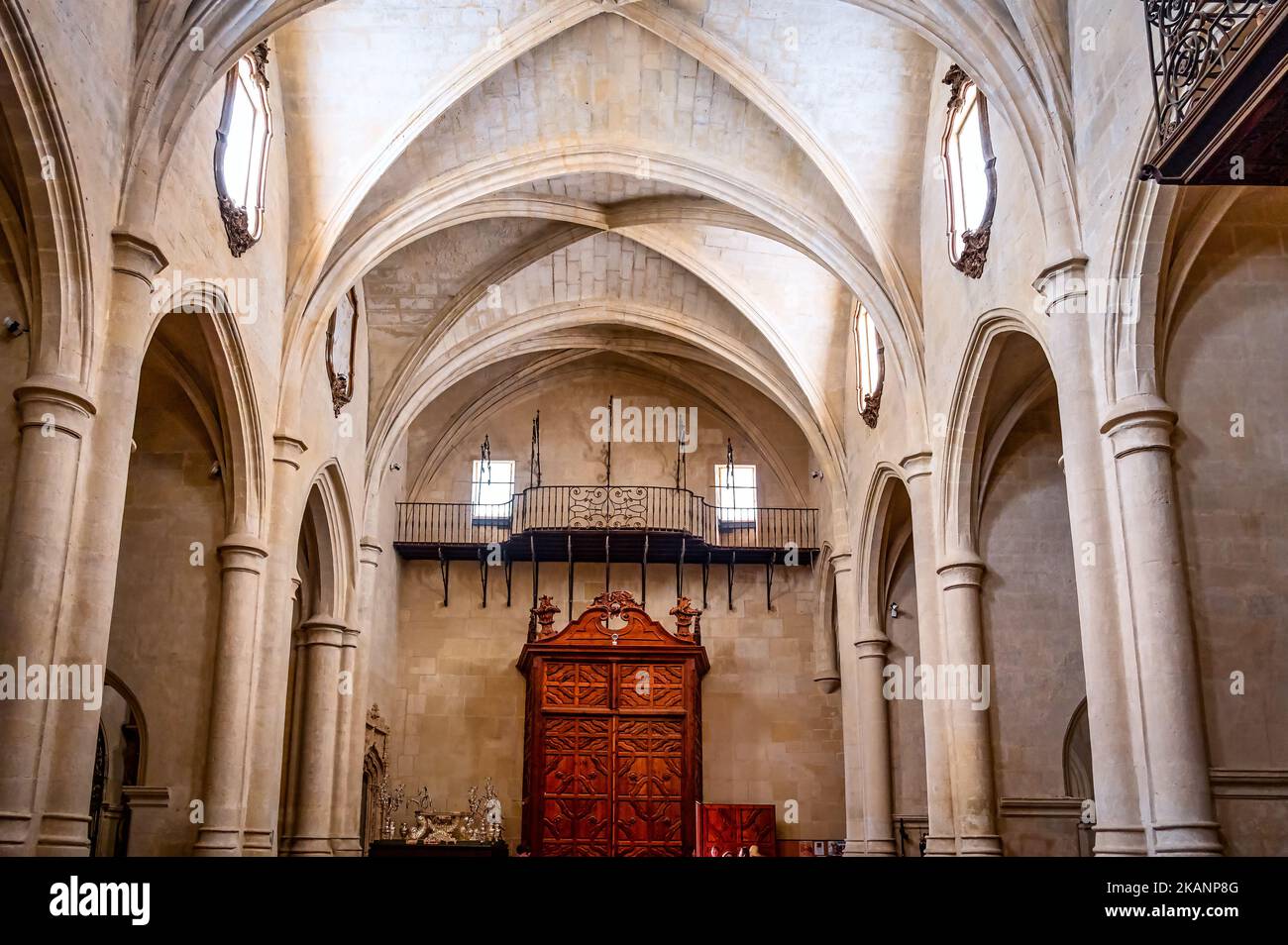 Innenraum der Basilika Santa Maria Katholische Kirche. Symmetrische Ansicht der Rückwand, die dem Altar gegenüberliegende Stockfoto