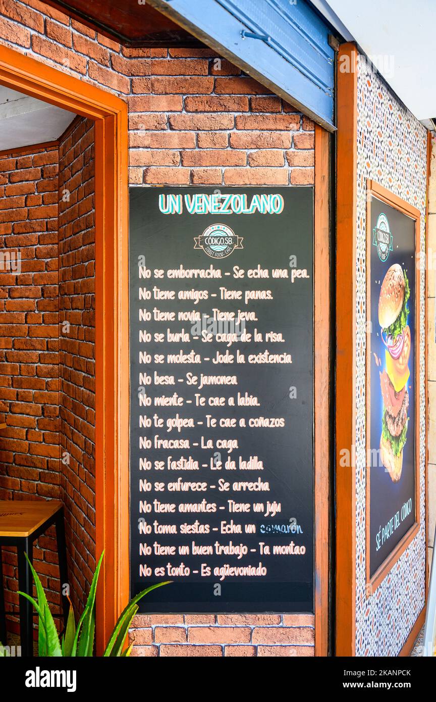 Ein kleines Geschäftsschild, das die Slang-Sprache des venezolanischen Volkes erklärt. Stockfoto
