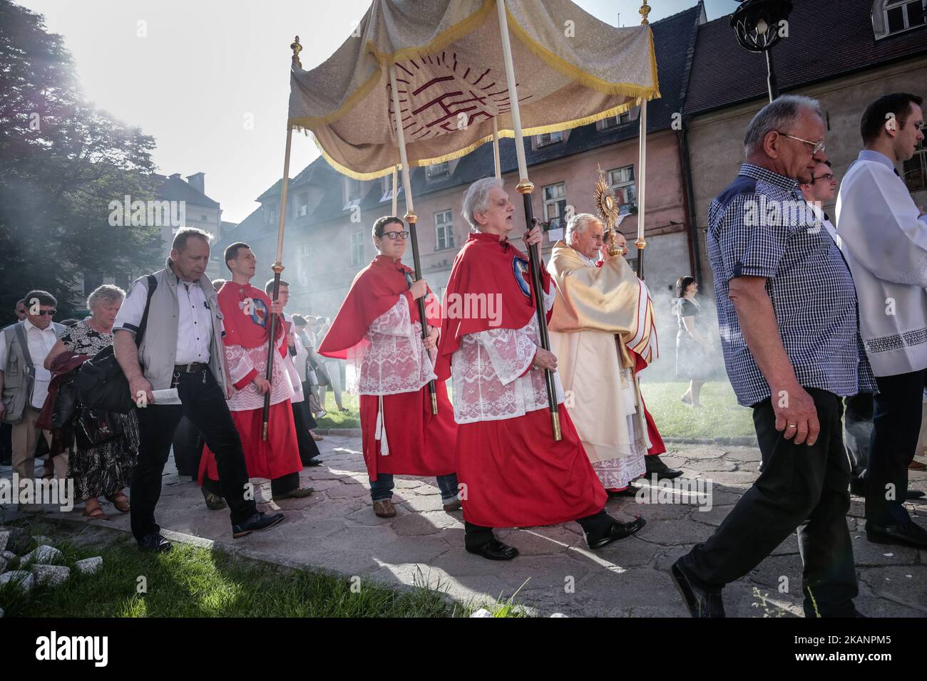 Jedes Jahr, 60 Tage nach Ostern, geht die katholische Prozession während des Fronleichnamsfestes durch die Straßen Krakaus. Traditionell nehmen Katholiken nach der Messe an einer Prozession durch die Straßen eines Viertels in der Nähe ihrer Pfarrei Teil. Die Eucharistie, auch als Allerheiligtes Sakrament bekannt, wird in einer Monstranz, einem Ostensorium, platziert und wird während der Prozession von einem Mitglied des Klerus hochgehalten. Nach der Prozession kehren die Gemeindemitglieder zur Segnung in die Kirche zurück. Fronleichnam ist ein Feiertag in Polen. Am Donnerstag, den 15. Juni 2017, in Krakau, Polen (Foto: Jakub Wlodek/NurP Stockfoto