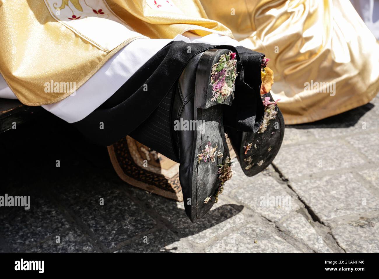 Jedes Jahr, 60 Tage nach Ostern, geht die katholische Prozession während des Fronleichnamsfestes durch die Straßen Krakaus. Traditionell nehmen Katholiken nach der Messe an einer Prozession durch die Straßen eines Viertels in der Nähe ihrer Pfarrei Teil. Die Eucharistie, auch als Allerheiligtes Sakrament bekannt, wird in einer Monstranz, einem Ostensorium, platziert und wird während der Prozession von einem Mitglied des Klerus hochgehalten. Nach der Prozession kehren die Gemeindemitglieder zur Segnung in die Kirche zurück. Fronleichnam ist ein Feiertag in Polen. Am Donnerstag, den 15. Juni 2017, in Krakau, Polen (Foto: Jakub Wlodek/NurP Stockfoto
