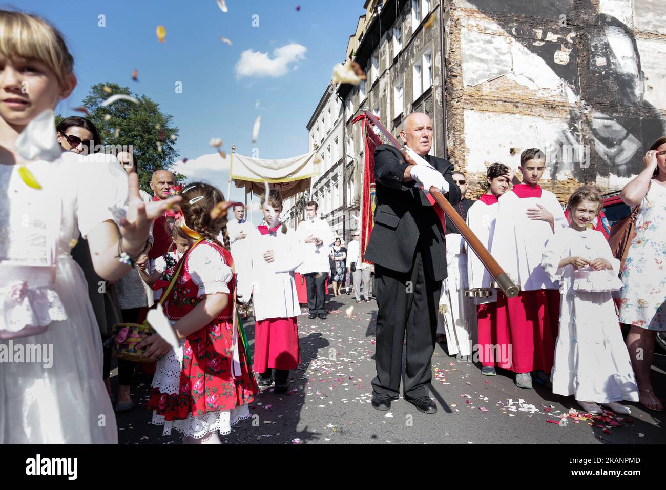 Jedes Jahr, 60 Tage nach Ostern, geht die katholische Prozession während des Fronleichnamsfestes durch die Straßen Krakaus. Traditionell nehmen Katholiken nach der Messe an einer Prozession durch die Straßen eines Viertels in der Nähe ihrer Pfarrei Teil. Die Eucharistie, auch als Allerheiligtes Sakrament bekannt, wird in einer Monstranz, einem Ostensorium, platziert und wird während der Prozession von einem Mitglied des Klerus hochgehalten. Nach der Prozession kehren die Gemeindemitglieder zur Segnung in die Kirche zurück. Fronleichnam ist ein Feiertag in Polen. Am Donnerstag, den 15. Juni 2017, in Krakau, Polen (Foto: Jakub Wlodek/NurP Stockfoto