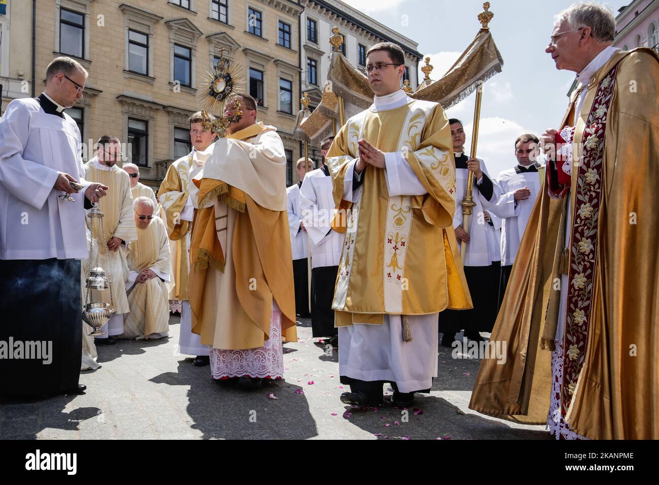 Jedes Jahr, 60 Tage nach Ostern, geht die katholische Prozession während des Fronleichnamsfestes durch die Straßen Krakaus. Traditionell nehmen Katholiken nach der Messe an einer Prozession durch die Straßen eines Viertels in der Nähe ihrer Pfarrei Teil. Die Eucharistie, auch als Allerheiligtes Sakrament bekannt, wird in einer Monstranz, einem Ostensorium, platziert und wird während der Prozession von einem Mitglied des Klerus hochgehalten. Nach der Prozession kehren die Gemeindemitglieder zur Segnung in die Kirche zurück. Fronleichnam ist ein Feiertag in Polen. Am Donnerstag, den 15. Juni 2017, in Krakau, Polen (Foto: Jakub Wlodek/NurP Stockfoto