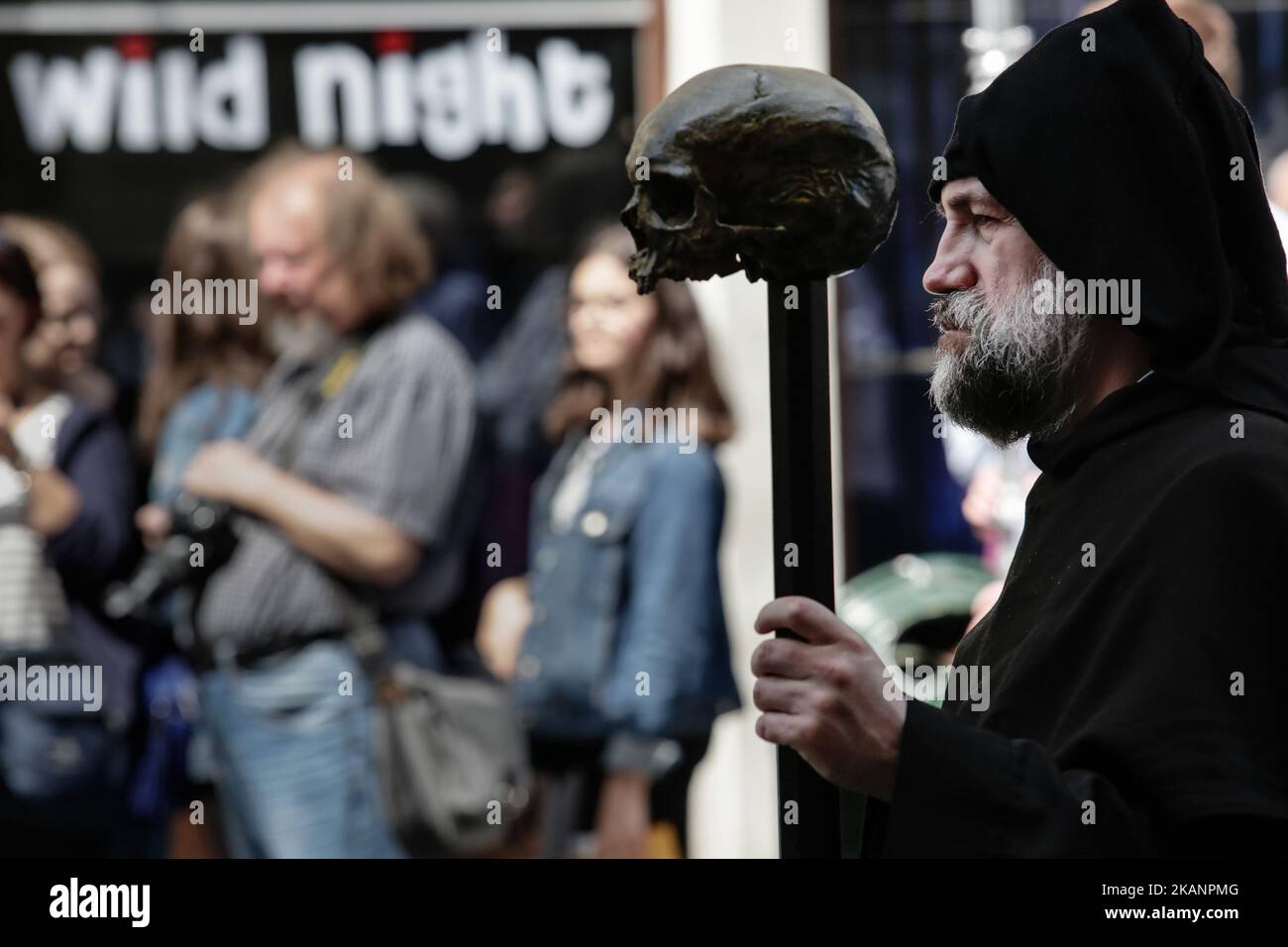 Jedes Jahr, 60 Tage nach Ostern, geht die katholische Prozession während des Fronleichnamsfestes durch die Straßen Krakaus. Traditionell nehmen Katholiken nach der Messe an einer Prozession durch die Straßen eines Viertels in der Nähe ihrer Pfarrei Teil. Die Eucharistie, auch als Allerheiligtes Sakrament bekannt, wird in einer Monstranz, einem Ostensorium, platziert und wird während der Prozession von einem Mitglied des Klerus hochgehalten. Nach der Prozession kehren die Gemeindemitglieder zur Segnung in die Kirche zurück. Fronleichnam ist ein Feiertag in Polen. Am Donnerstag, den 15. Juni 2017, in Krakau, Polen (Foto: Jakub Wlodek/NurP Stockfoto