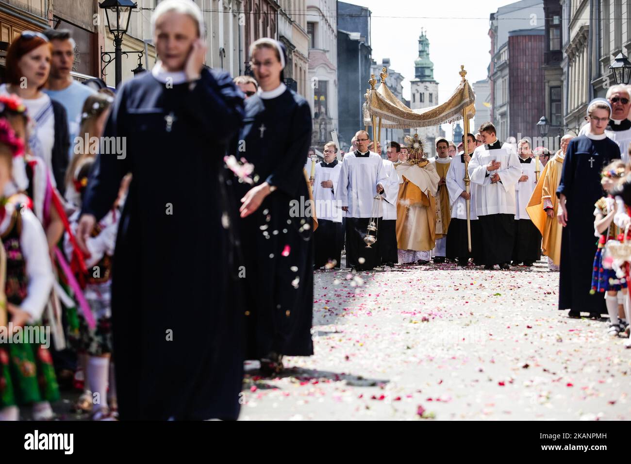 Jedes Jahr, 60 Tage nach Ostern, geht die katholische Prozession während des Fronleichnamsfestes durch die Straßen Krakaus. Traditionell nehmen Katholiken nach der Messe an einer Prozession durch die Straßen eines Viertels in der Nähe ihrer Pfarrei Teil. Die Eucharistie, auch als Allerheiligtes Sakrament bekannt, wird in einer Monstranz, einem Ostensorium, platziert und wird während der Prozession von einem Mitglied des Klerus hochgehalten. Nach der Prozession kehren die Gemeindemitglieder zur Segnung in die Kirche zurück. Fronleichnam ist ein Feiertag in Polen. Am Donnerstag, den 15. Juni 2017, in Krakau, Polen (Foto: Jakub Wlodek/NurP Stockfoto