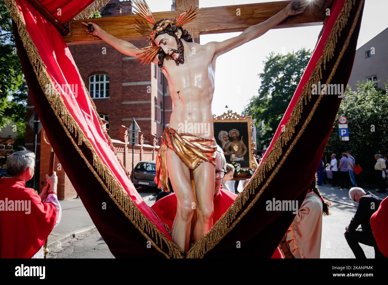 Jedes Jahr, 60 Tage nach Ostern, geht die katholische Prozession während des Fronleichnamsfestes durch die Straßen Krakaus. Traditionell nehmen Katholiken nach der Messe an einer Prozession durch die Straßen eines Viertels in der Nähe ihrer Pfarrei Teil. Die Eucharistie, auch als Allerheiligtes Sakrament bekannt, wird in einer Monstranz, einem Ostensorium, platziert und wird während der Prozession von einem Mitglied des Klerus hochgehalten. Nach der Prozession kehren die Gemeindemitglieder zur Segnung in die Kirche zurück. Fronleichnam ist ein Feiertag in Polen. Am Donnerstag, den 15. Juni 2017, in Krakau, Polen (Foto: Jakub Wlodek/NurP Stockfoto