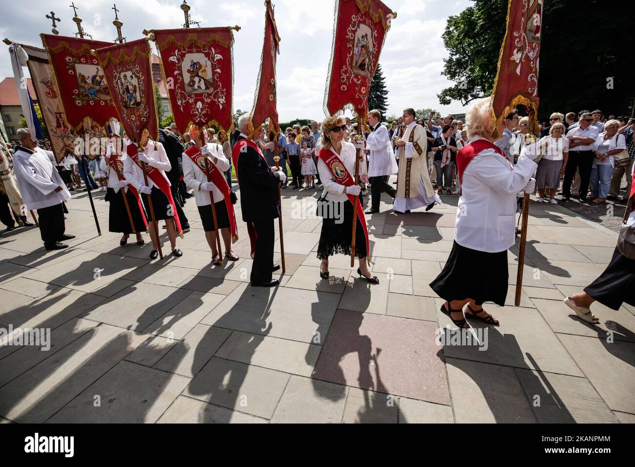 Jedes Jahr, 60 Tage nach Ostern, geht die katholische Prozession während des Fronleichnamsfestes durch die Straßen Krakaus. Traditionell nehmen Katholiken nach der Messe an einer Prozession durch die Straßen eines Viertels in der Nähe ihrer Pfarrei Teil. Die Eucharistie, auch als Allerheiligtes Sakrament bekannt, wird in einer Monstranz, einem Ostensorium, platziert und wird während der Prozession von einem Mitglied des Klerus hochgehalten. Nach der Prozession kehren die Gemeindemitglieder zur Segnung in die Kirche zurück. Fronleichnam ist ein Feiertag in Polen. Am Donnerstag, den 15. Juni 2017, in Krakau, Polen (Foto: Jakub Wlodek/NurP Stockfoto